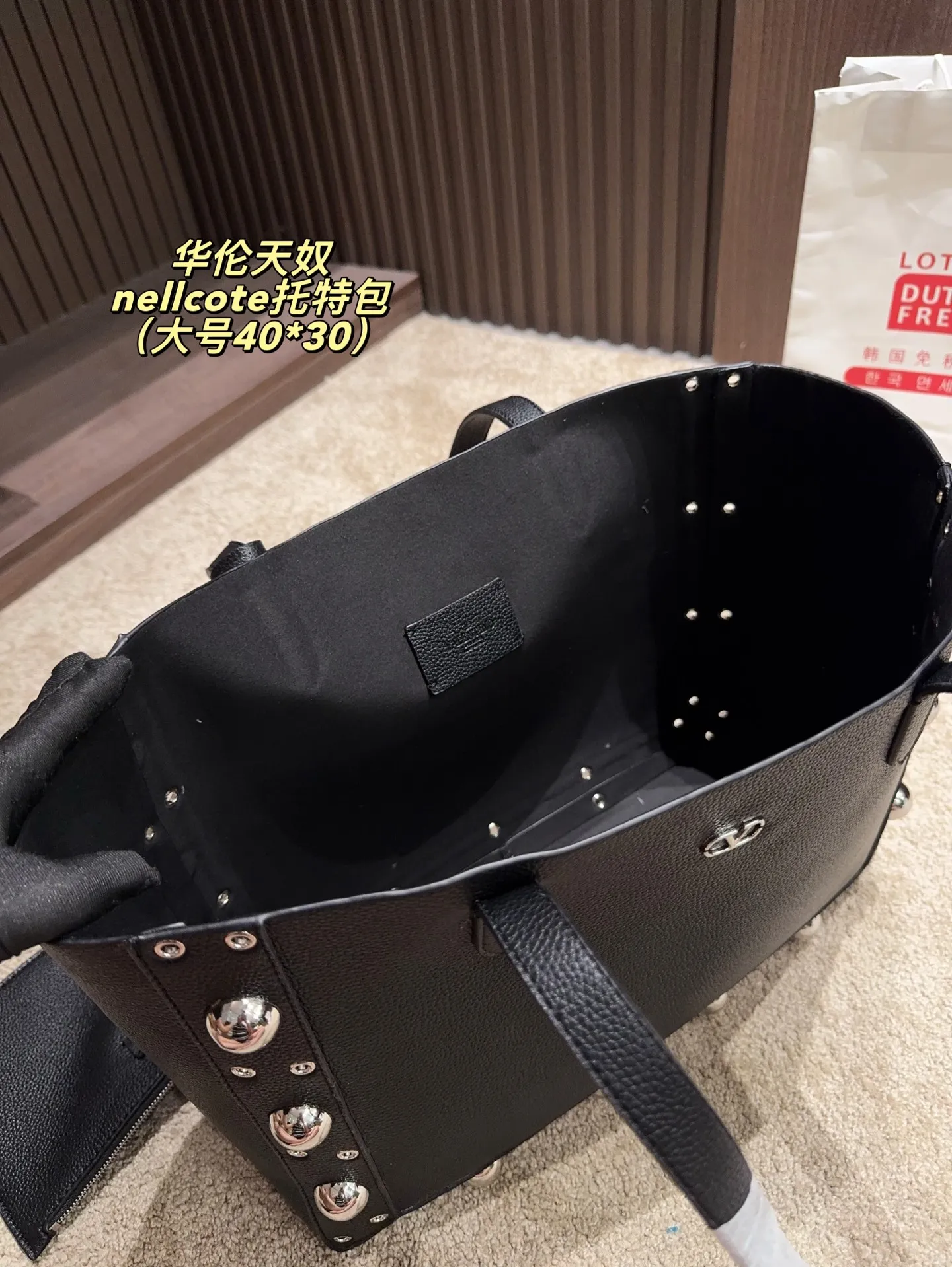 p360 comes with box⚠️Size 40*30 p480 comes with box⚠️Size 21*17 Valentino nellcote tote bag has a suede body, decorated with ball rivets and hollow details, balancing retro and fashionable. It can be freely switched between hand-carrying and shoulder-carrying, and combined with a detachable carrying bag, it combines practicality and fun.