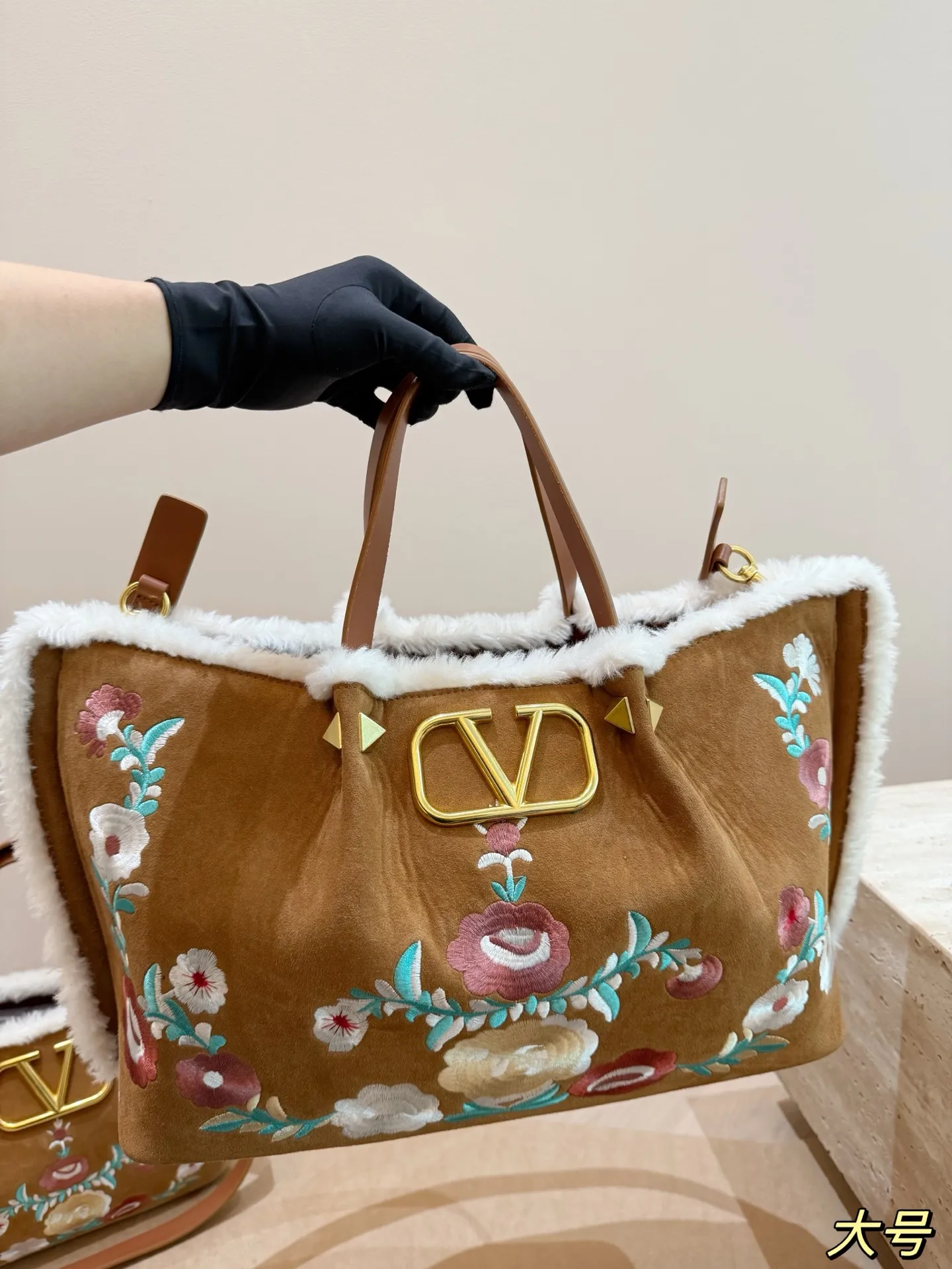 Large size P480 without box⚠️size 37*24 Small size P470 without box⚠️size 25*19 Valentino suede lambswool tote bag has unlimited charm and unleashes your fashion attitude. It has a unique appearance and many cute colors to choose from. It is simply a fashion item that cannot be missed. Different from the softness of canvas bags, it gives a free and easy feeling when worn on the body. It is super textured and is loved by fashionistas.