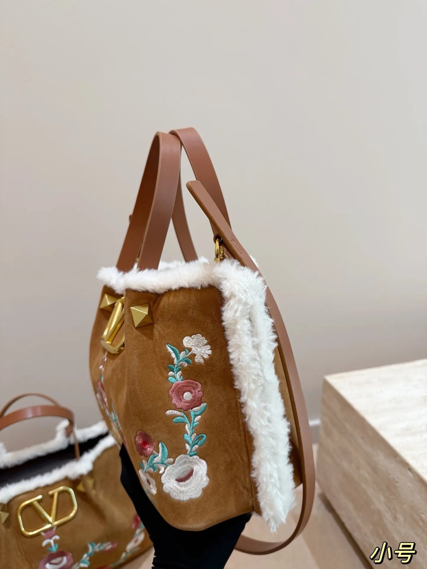 Large size P480 without box⚠️size 37*24 Small size P470 without box⚠️size 25*19 Valentino suede lambswool tote bag has unlimited charm and unleashes your fashion attitude. It has a unique appearance and many cute colors to choose from. It is simply a fashion item that cannot be missed. Different from the softness of canvas bags, it gives a free and easy feeling when worn on the body. It is super textured and is loved by fashionistas.