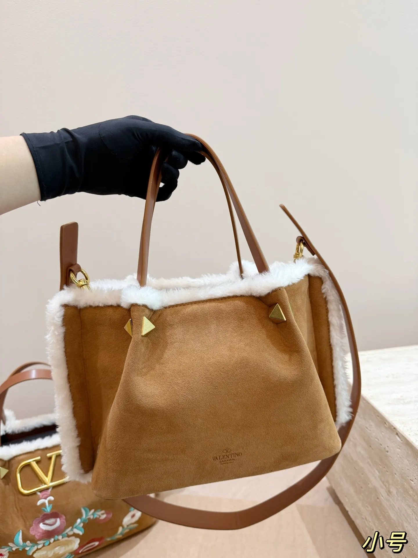 Large size P480 without box⚠️size 37*24 Small size P470 without box⚠️size 25*19 Valentino suede lambswool tote bag has unlimited charm and unleashes your fashion attitude. It has a unique appearance and many cute colors to choose from. It is simply a fashion item that cannot be missed. Different from the softness of canvas bags, it gives a free and easy feeling when worn on the body. It is super textured and is loved by fashionistas.