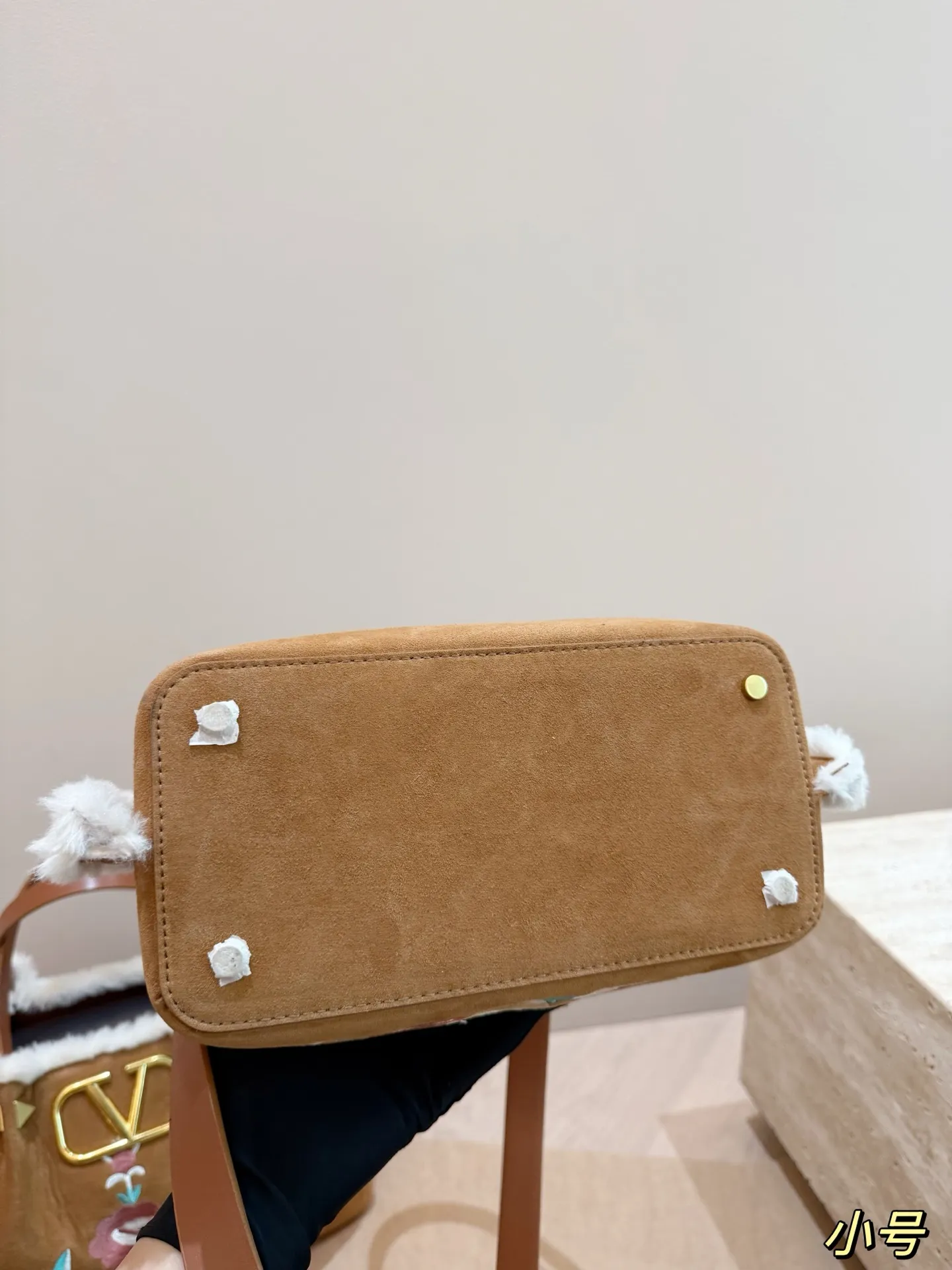 Large size P480 without box⚠️size 37*24 Small size P470 without box⚠️size 25*19 Valentino suede lambswool tote bag has unlimited charm and unleashes your fashion attitude. It has a unique appearance and many cute colors to choose from. It is simply a fashion item that cannot be missed. Different from the softness of canvas bags, it gives a free and easy feeling when worn on the body. It is super textured and is loved by fashionistas.