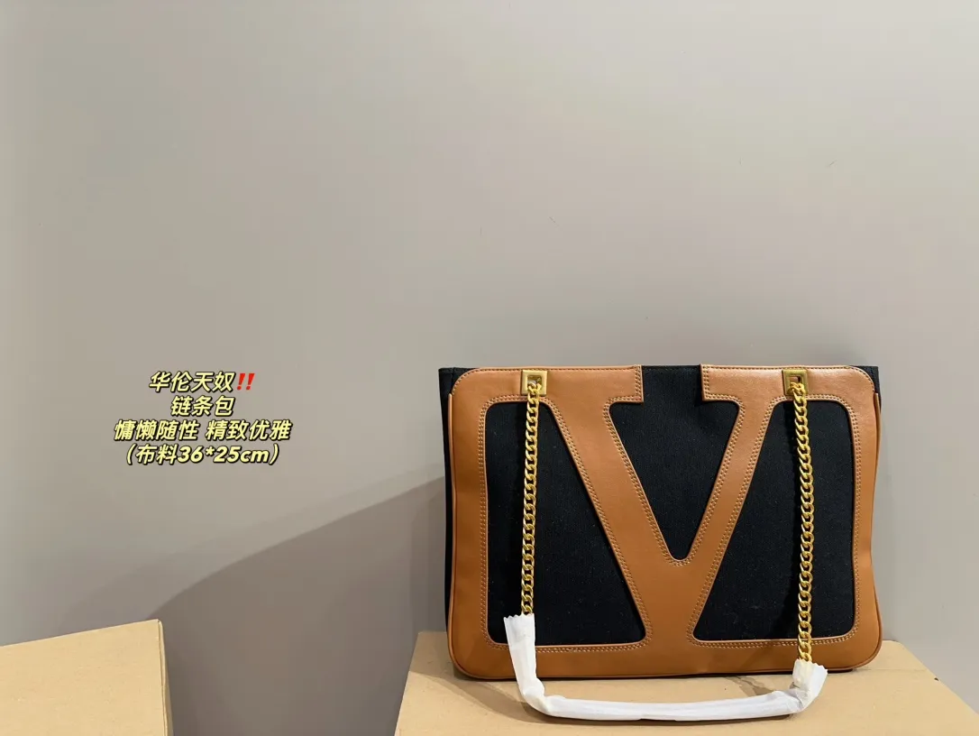P370⚠️Size 36.25 Valentino chain bag (fabric). The texture is very high-end. The capacity is super large and very durable. I carry it on the street every day and the rate of return is 100%. It has this casual and lazy feeling.