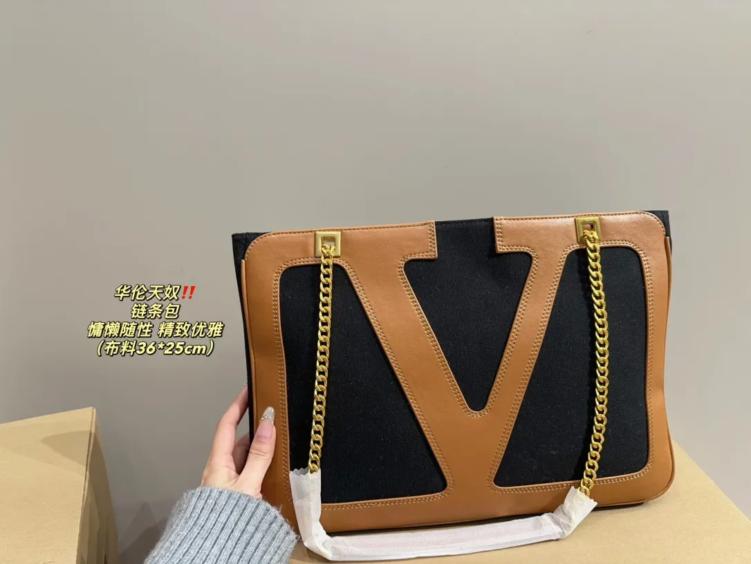P370⚠️Size 36.25 Valentino chain bag (fabric). The texture is very high-end. The capacity is super large and very durable. I carry it on the street every day and the rate of return is 100%. It has this casual and lazy feeling.