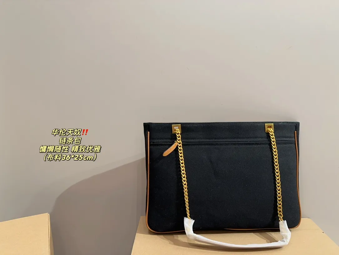 P370⚠️Size 36.25 Valentino chain bag (fabric). The texture is very high-end. The capacity is super large and very durable. I carry it on the street every day and the rate of return is 100%. It has this casual and lazy feeling.