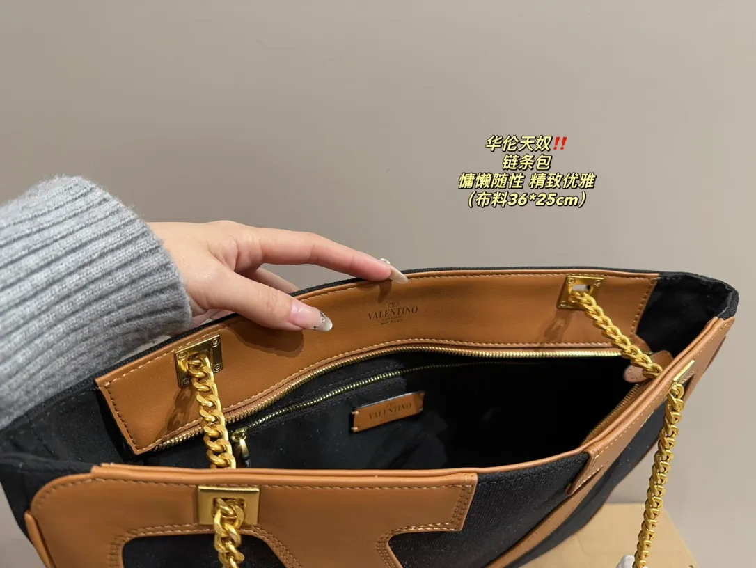 P370⚠️Size 36.25 Valentino chain bag (fabric). The texture is very high-end. The capacity is super large and very durable. I carry it on the street every day and the rate of return is 100%. It has this casual and lazy feeling.