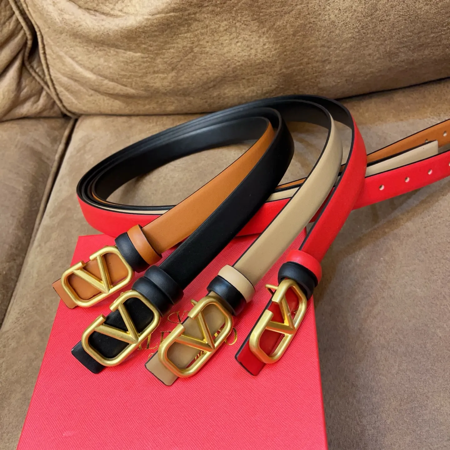 P180 Valentino classic letter series, the same style as the stars. Width 2.5CM. The hardware is made of classic cowhide leather fabric with logo. It can be worn on both sides! A non-contrasting belt! Goddess style and couple style! Fashion essentials for men and women [color][color][color]
