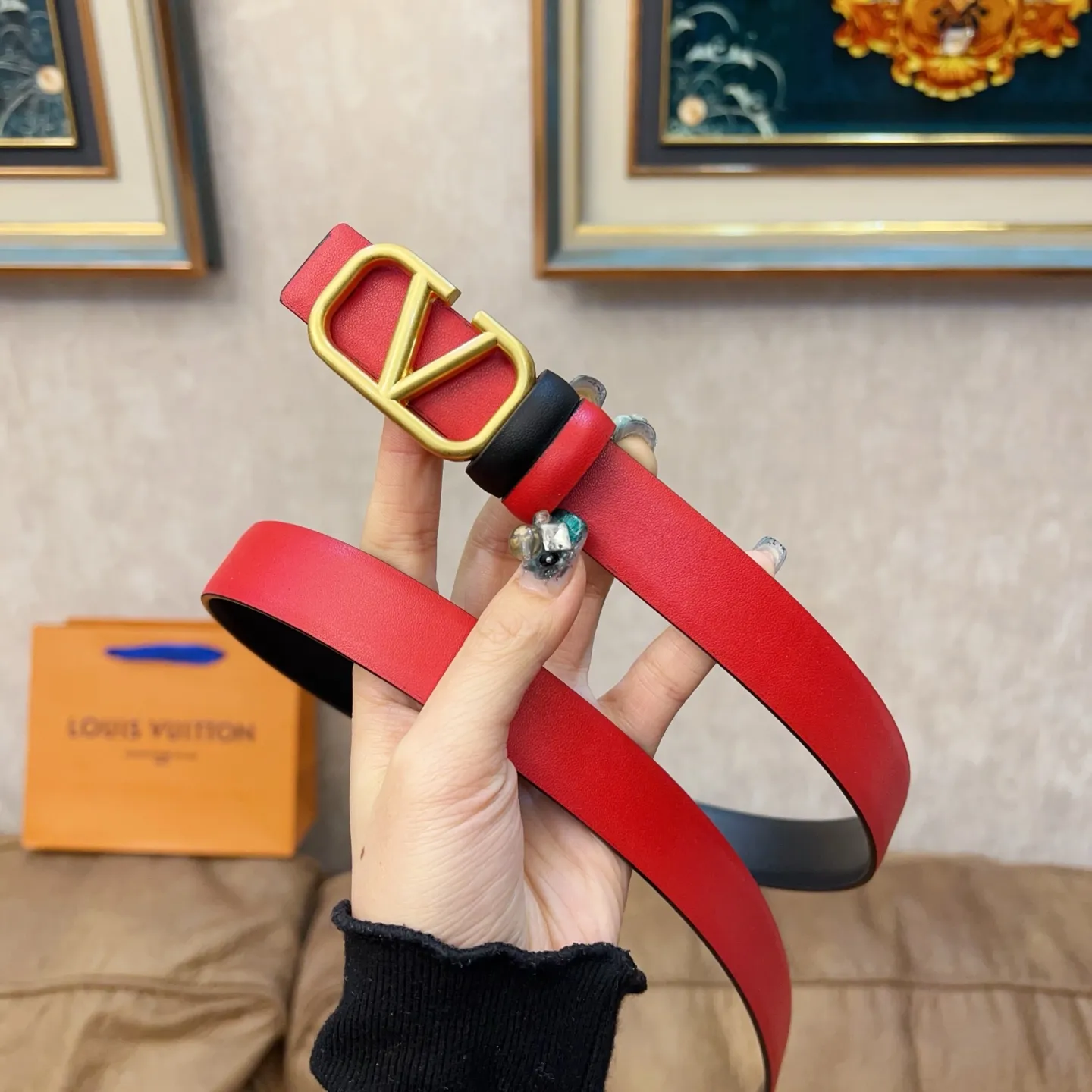 P180 Valentino classic letter series, the same style as the stars. Width 2.5CM. The hardware is made of classic cowhide leather fabric with logo. It can be worn on both sides! A non-contrasting belt! Goddess style and couple style! Fashion essentials for men and women [color][color][color]