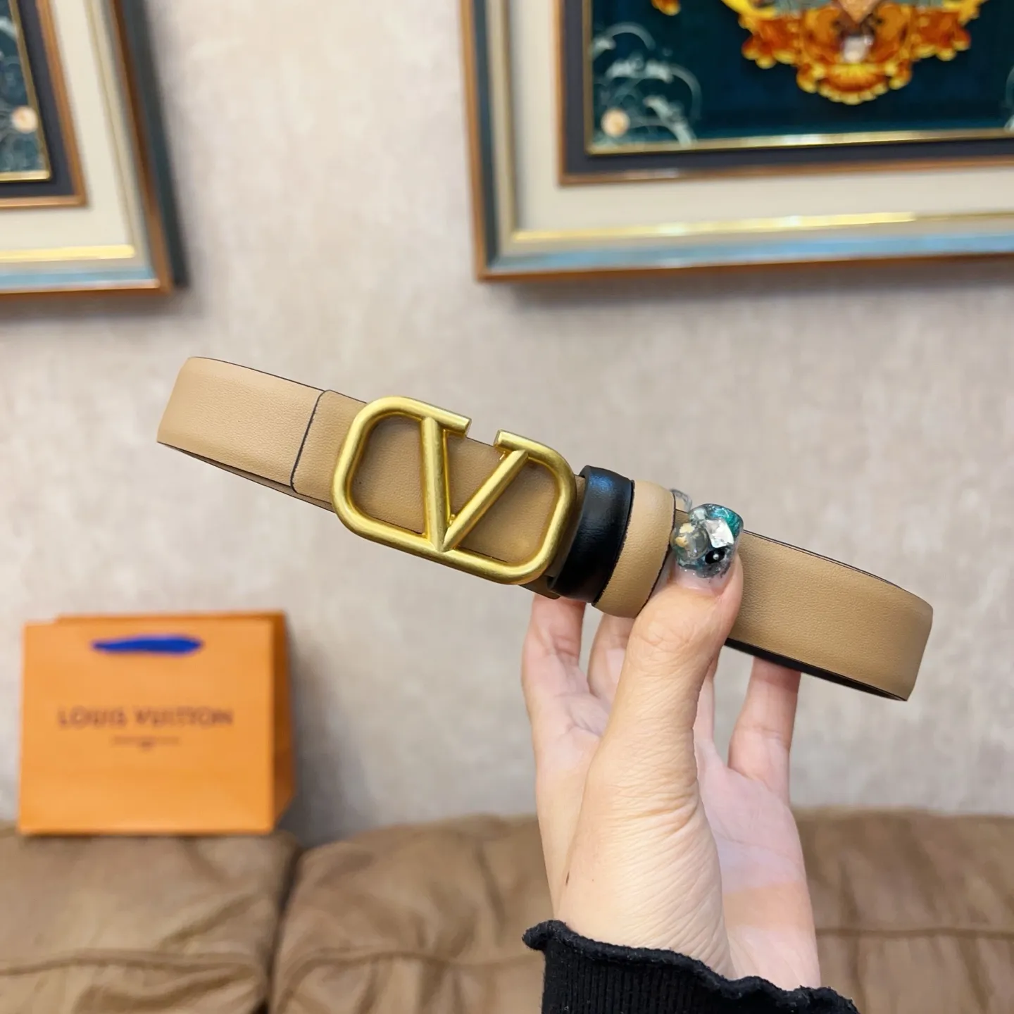 P180 Valentino classic letter series, the same style as the stars. Width 2.5CM. The hardware is made of classic cowhide leather fabric with logo. It can be worn on both sides! A non-contrasting belt! Goddess style and couple style! Fashion essentials for men and women [color][color][color]