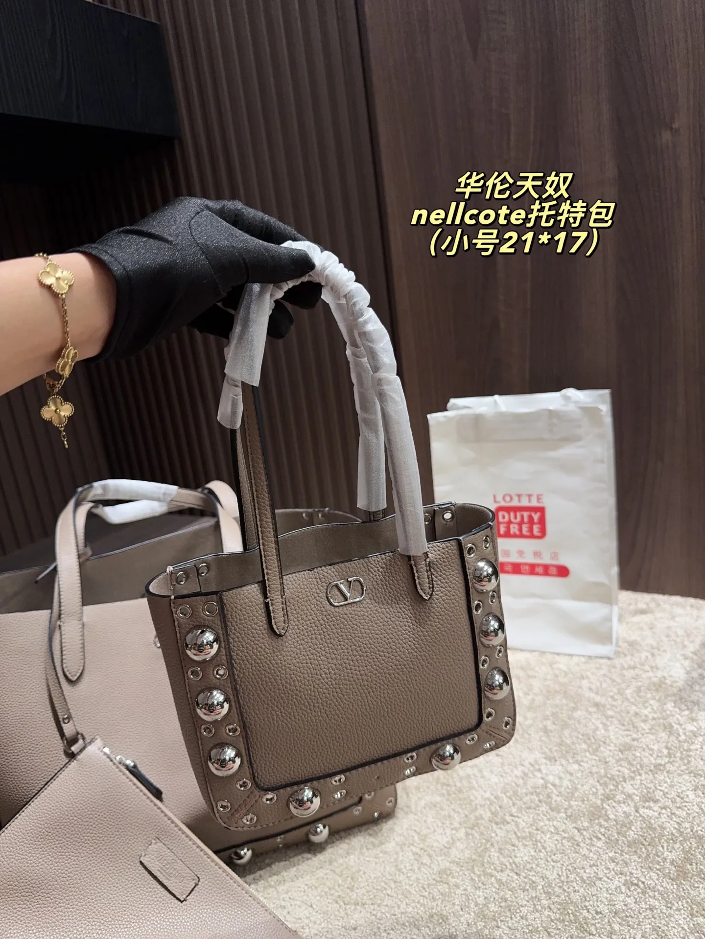 p360 comes with box⚠️Size 40*30 p480 comes with box⚠️Size 21*17 Valentino nellcote tote bag has a suede body, decorated with ball rivets and hollow details, balancing retro and fashionable. It can be freely switched between hand-carrying and shoulder-carrying, and combined with a detachable carrying bag, it combines practicality and fun.