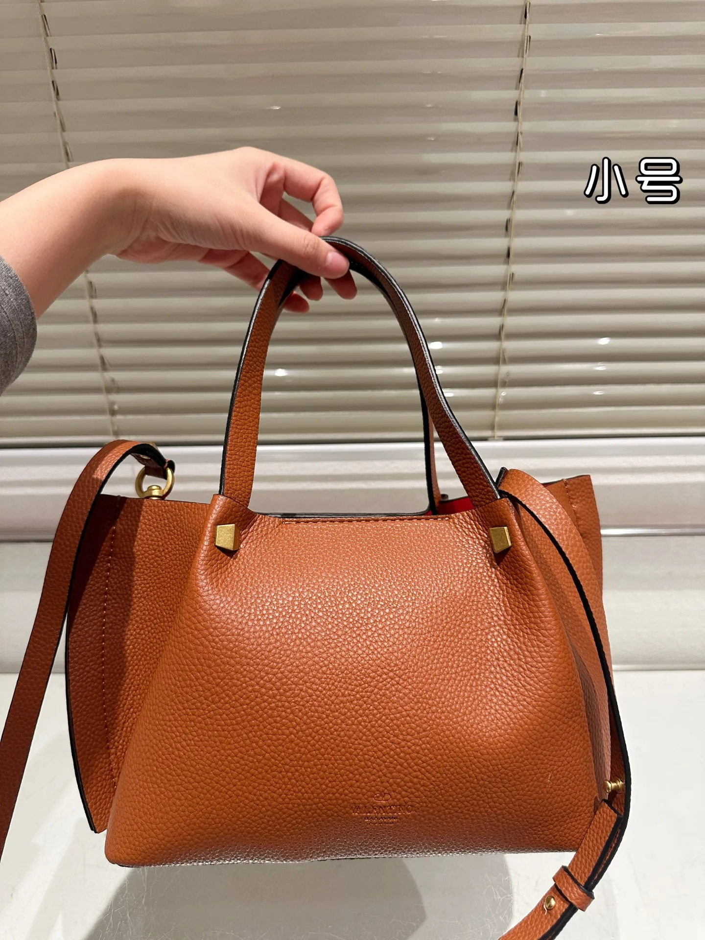 P360⚠️Size 24.17 Valentino handbag can be worn cross-body. It has a retro feel. It is high-end yet elegant. It has a great sense of atmosphere. It can be worn for commuting, leisure and dating.