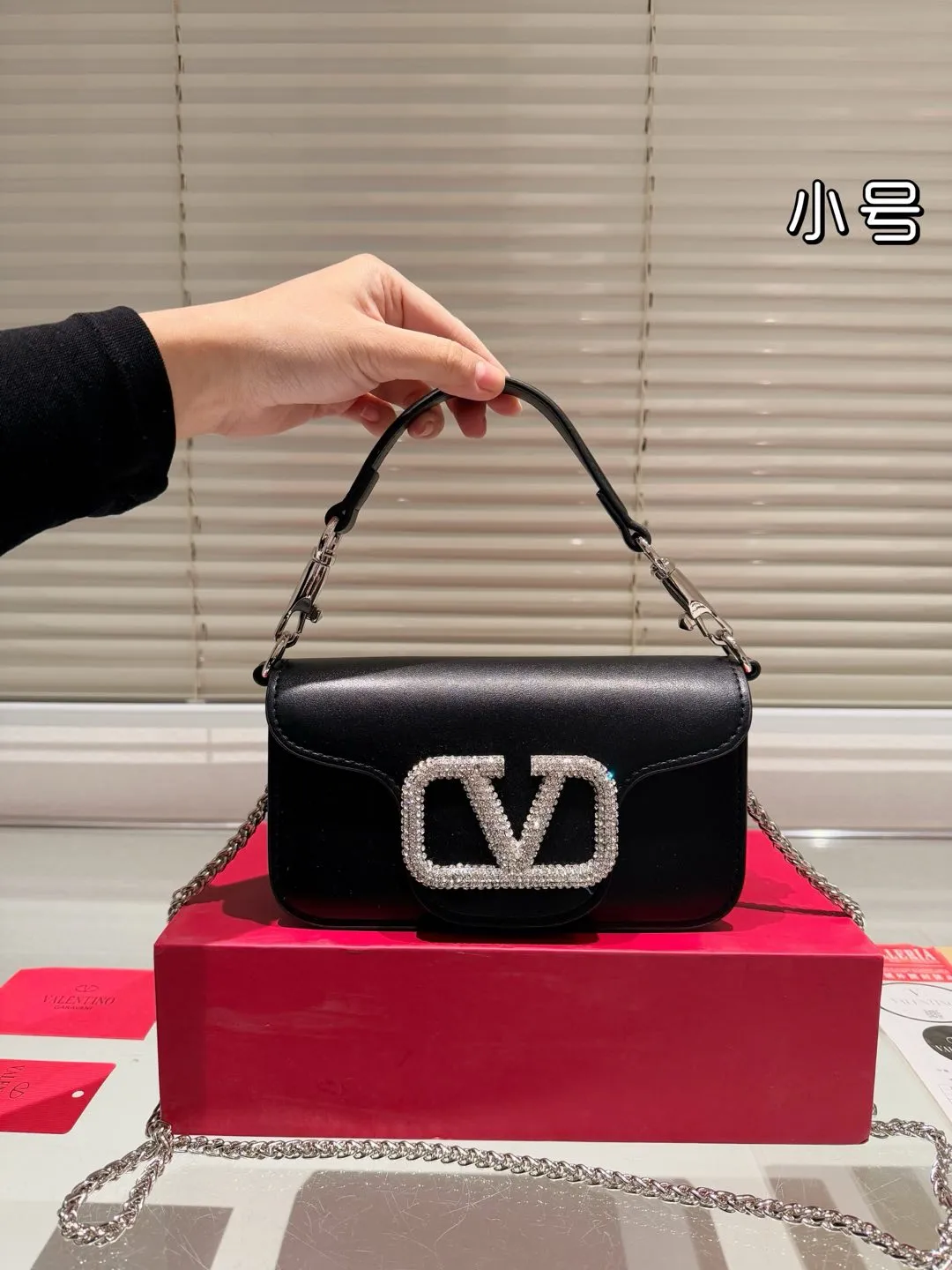 Small P310 folding box ⚠️Size 20.10 Valentino Loco shoulder bag has a high-end feel. This look is very versatile. No matter how you carry it, there is no pressure. Which girl can refuse such a beautiful bag?