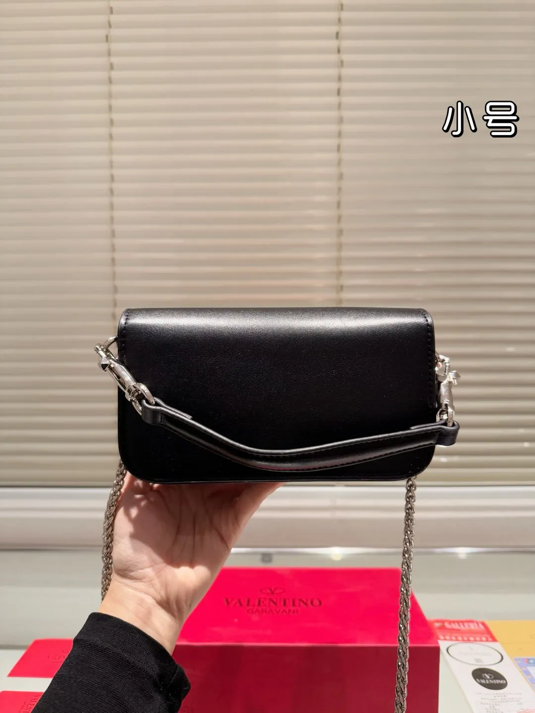 Small P310 folding box ⚠️Size 20.10 Valentino Loco shoulder bag has a high-end feel. This look is very versatile. No matter how you carry it, there is no pressure. Which girl can refuse such a beautiful bag?
