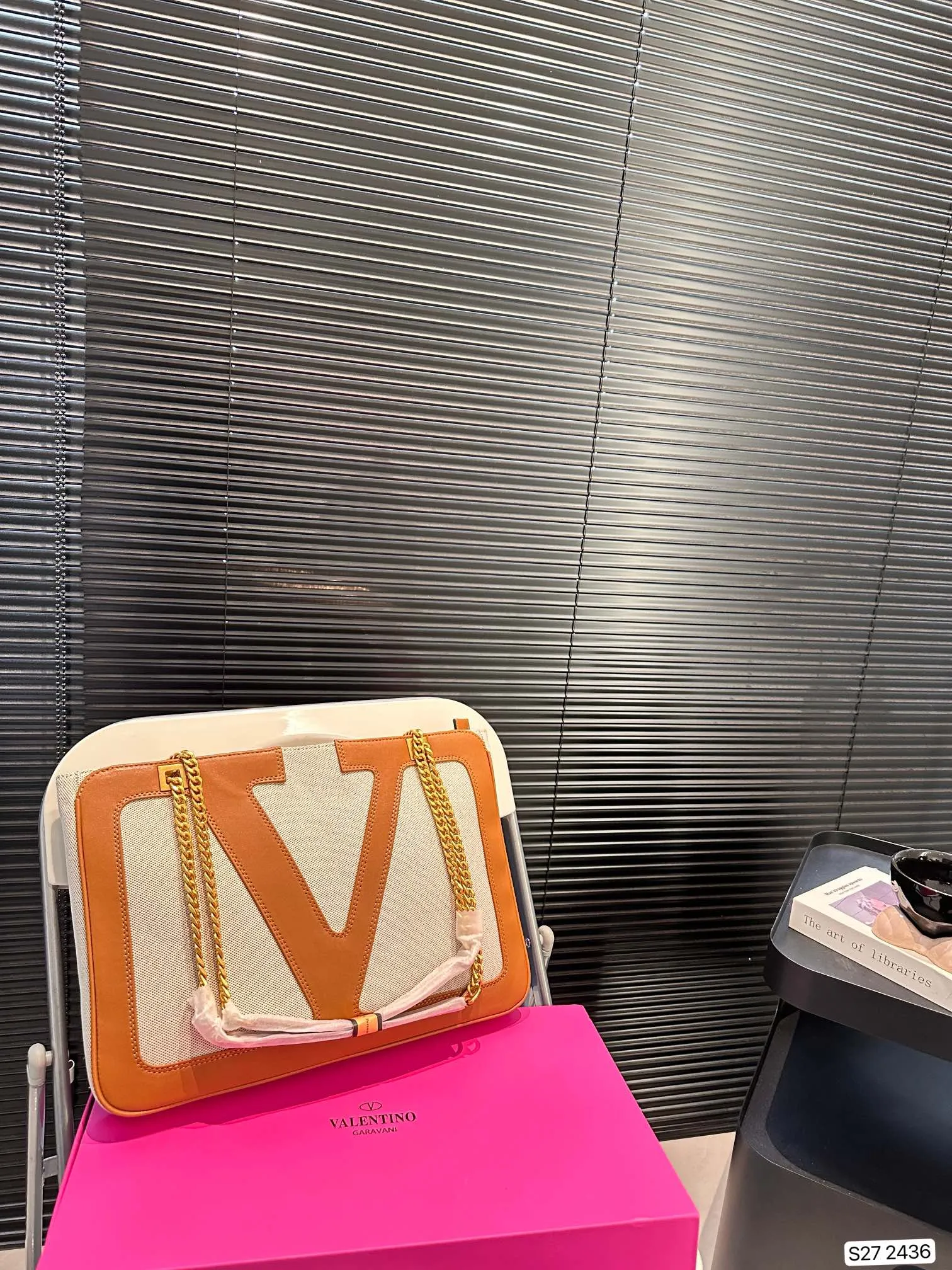P370 comes with a folding box. Stars interpret the Valentino Viva Superstar bag. The eye-catching V Logo makes it highly recognizable. The outline of the bag is square and orderly. The color matching and sliding chain add to the retro texture. Hello Michele #Valentino2025 Early Spring Series Size: 37 26 Item No. 2436