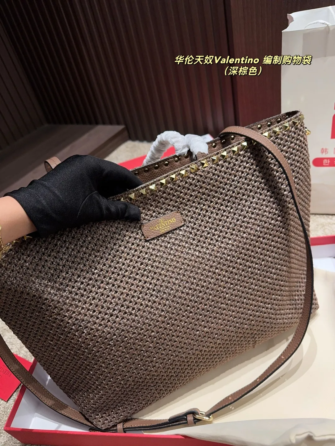 p340 comes with box ⚠️Size 45.28 Valentino woven shopping bag. Playful and super personality, whoever carries it will look better. Can’t hide the foreign style. Exquisite routing. Color matching is very distinctive. It is versatile and can be matched with daily life. Casual and playful, but with a little bit of a celebrity style. It will definitely become a super hot item in the new year, spring and summer ♥️