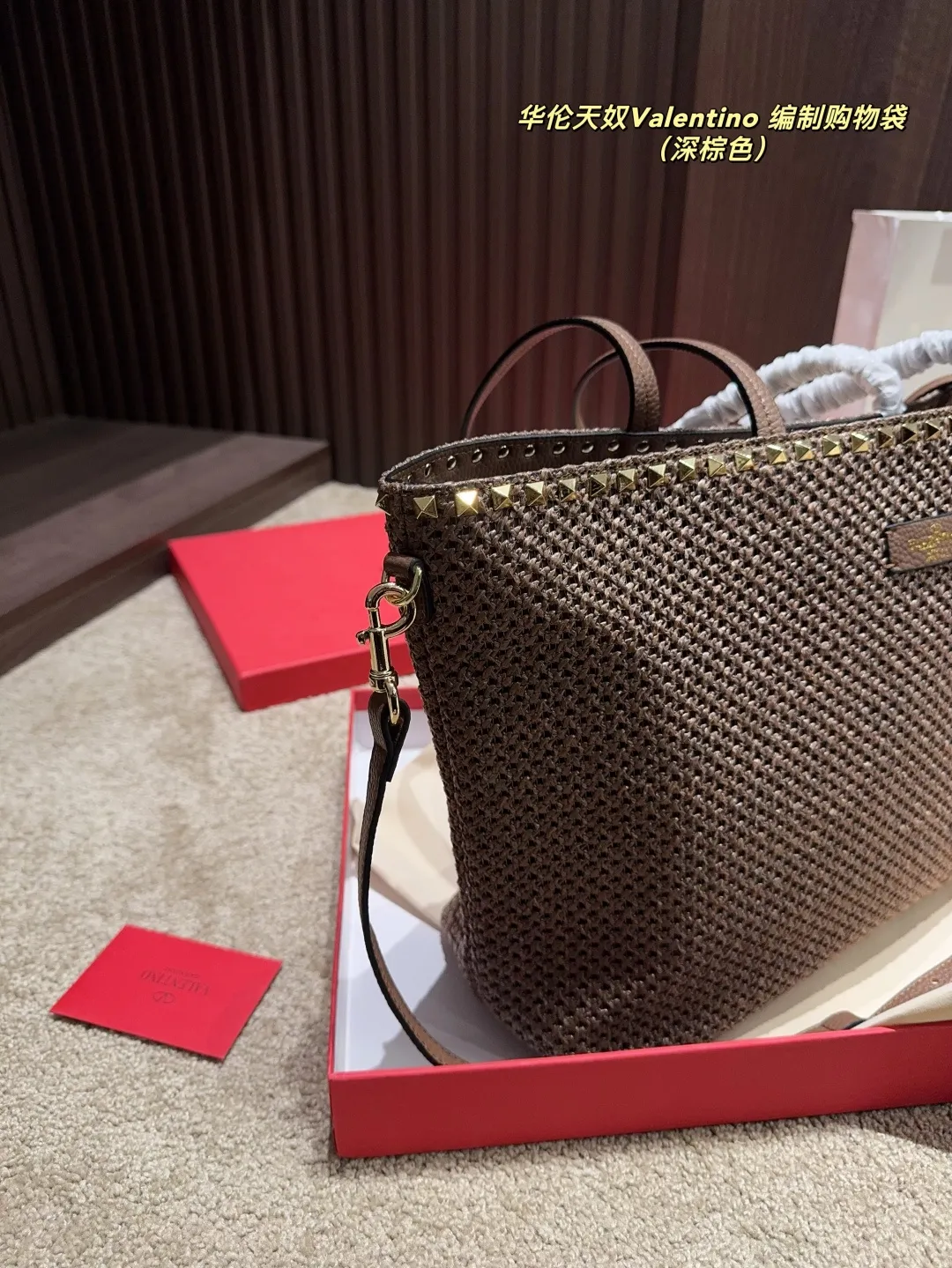 p340 comes with box ⚠️Size 45.28 Valentino woven shopping bag. Playful and super personality, whoever carries it will look better. Can’t hide the foreign style. Exquisite routing. Color matching is very distinctive. It is versatile and can be matched with daily life. Casual and playful, but with a little bit of a celebrity style. It will definitely become a super hot item in the new year, spring and summer ♥️