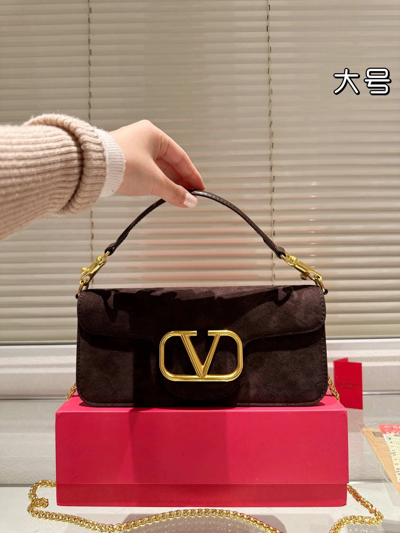 Large P360 Folding Box ⚠️Size 26.11 Valentino Loco Shoulder Bag Overflowing with Sophistication This Look Is Very Versatile No matter how you carry it, you won’t feel any pressure. Which girl can resist such a beautiful bag?