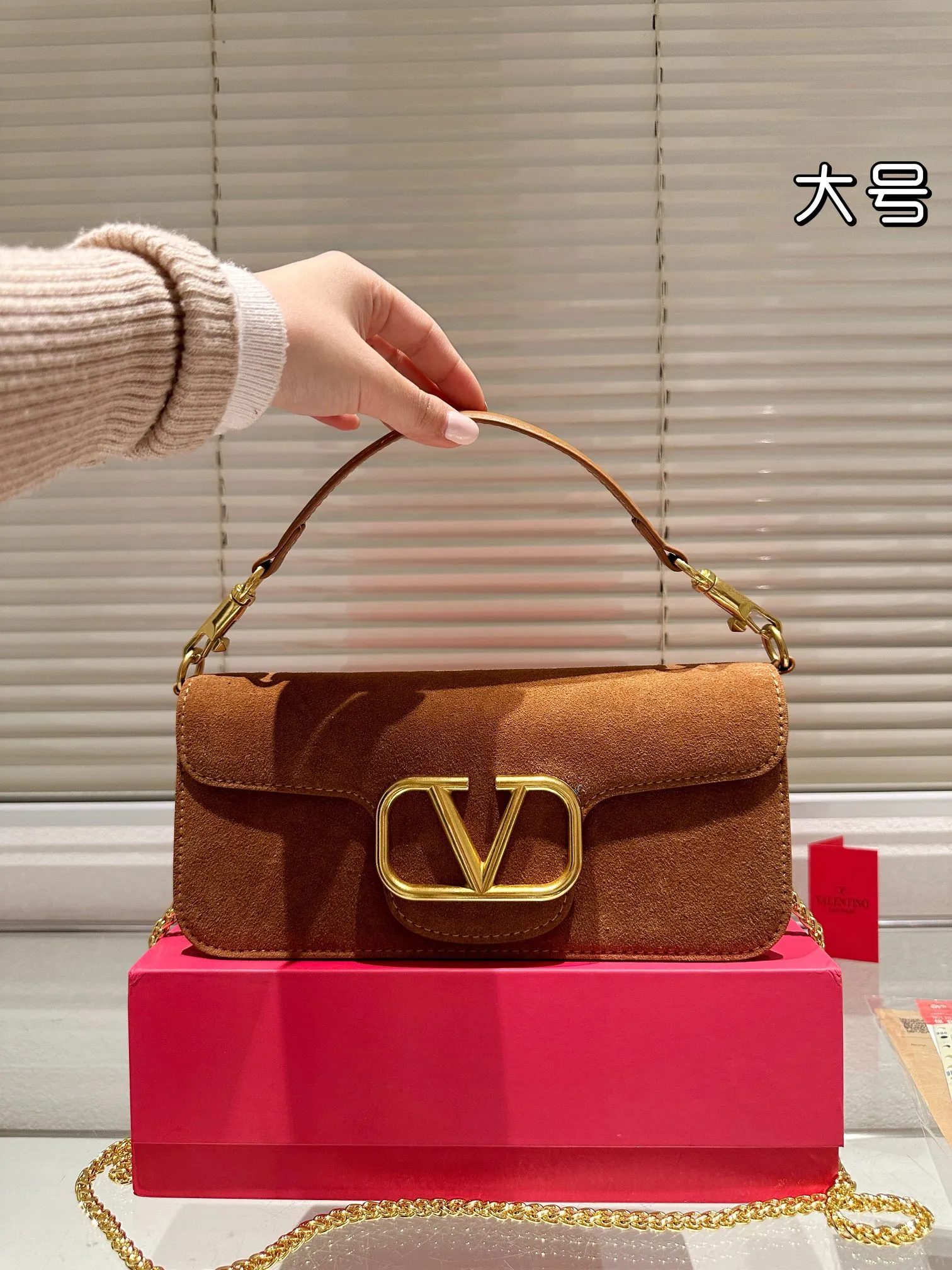 Large P360 Folding Box ⚠️Size 26.11 Valentino Loco Shoulder Bag Overflowing with Sophistication This Look Is Very Versatile No matter how you carry it, you won’t feel any pressure. Which girl can resist such a beautiful bag?