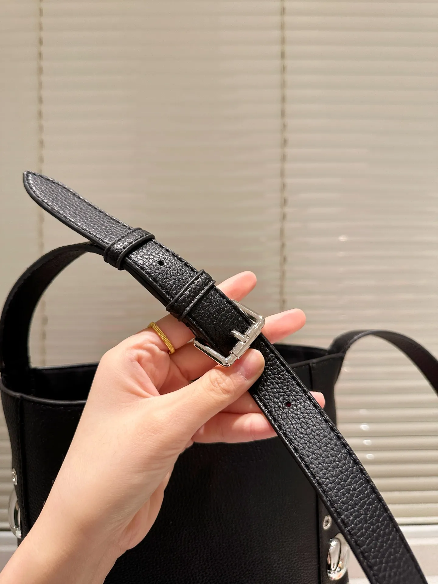 P480 box size: 28 30cm Valentino new product! Who can resist this style? It’s totally okay to wear in spring, summer, autumn and winter~