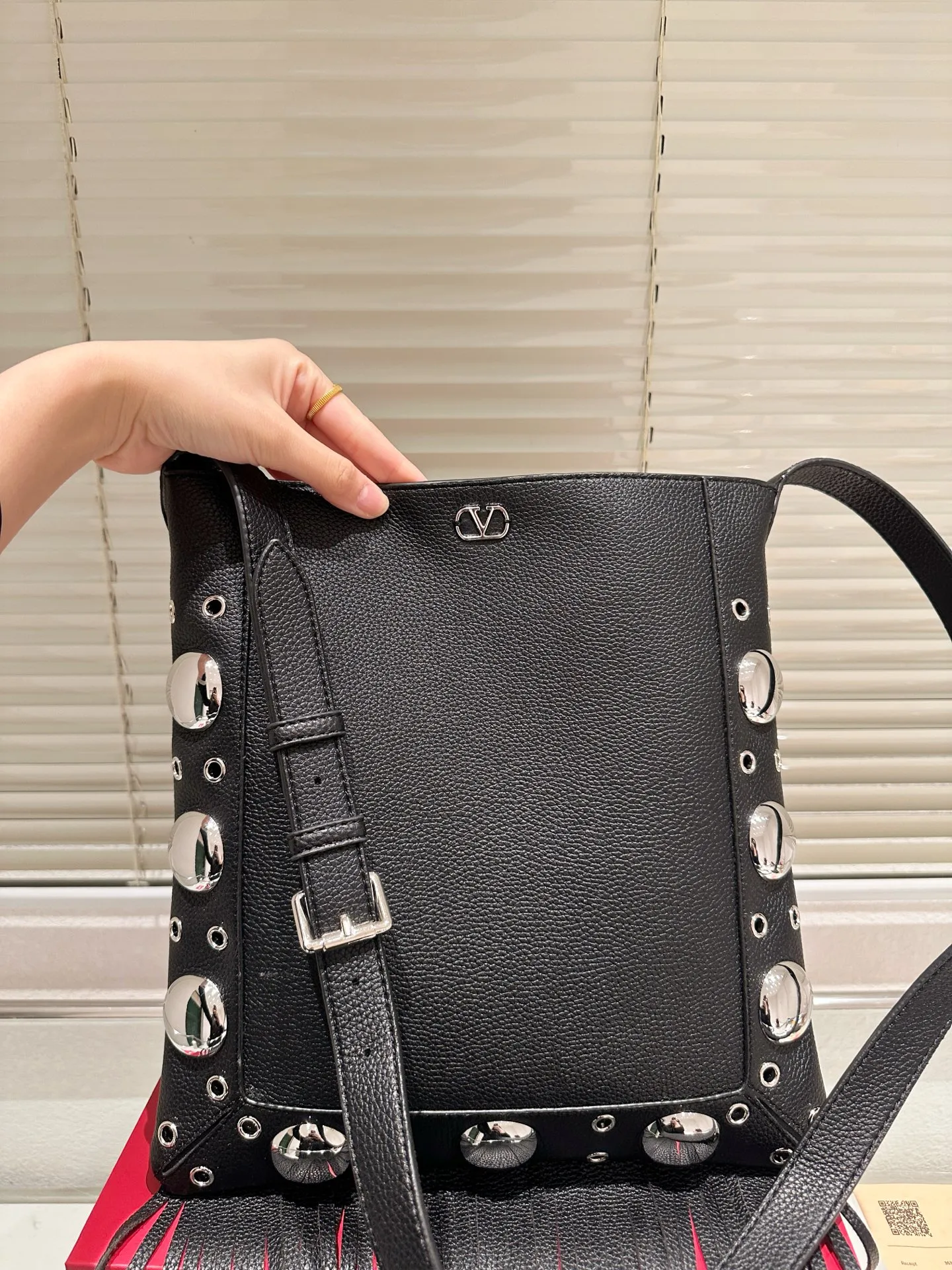 P480 box size: 28 30cm Valentino new product! Who can resist this style? It’s totally okay to wear in spring, summer, autumn and winter~