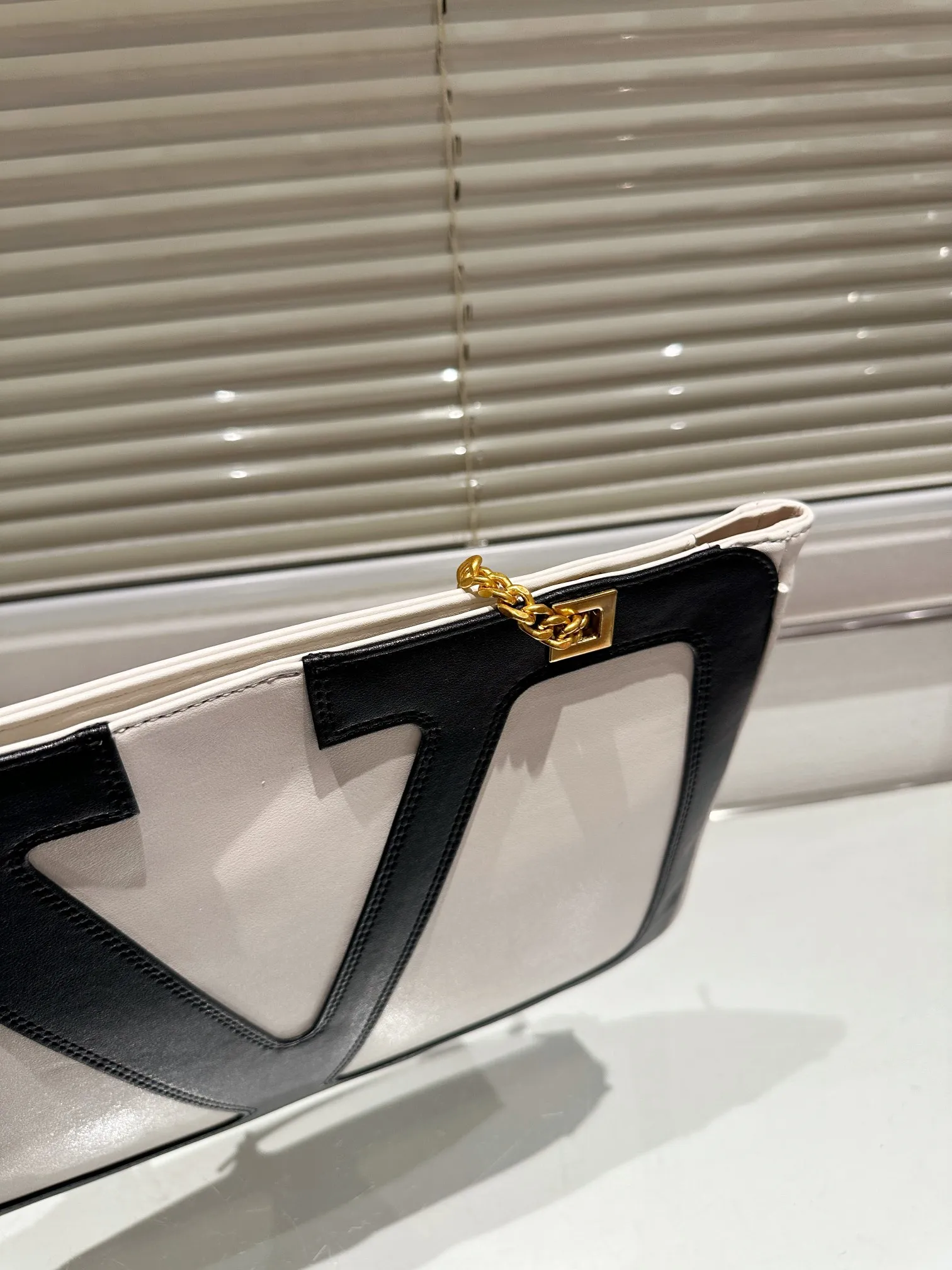 P380 Valentino VALENTINO Women's Tote Bag Valentino Letter Bag Letter bag from Valentino. The new season has just arrived. Size 37.26