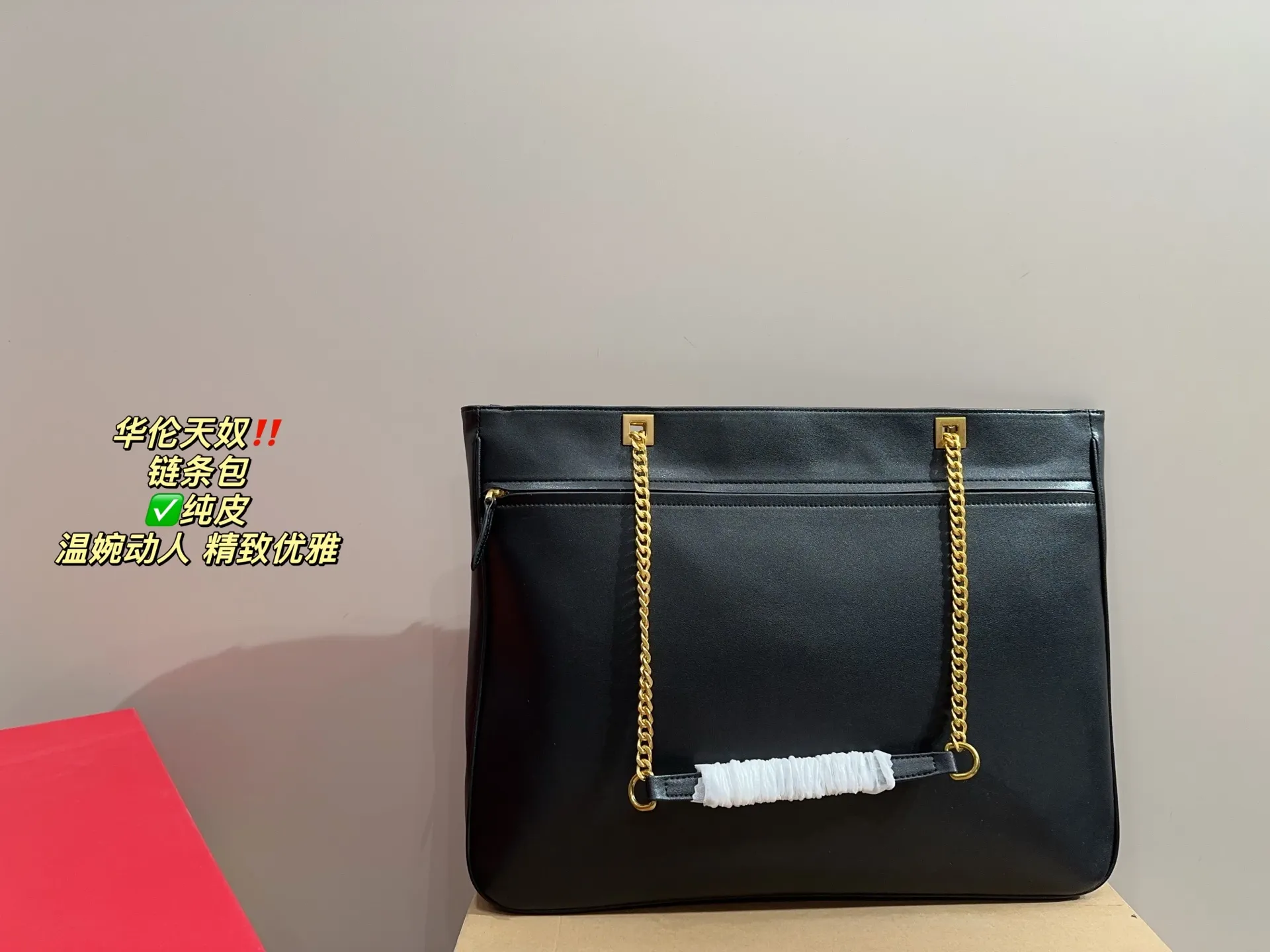 ✅Pure leather P420 with folding box ⚠️Size 44.33 Valentino chain bag I bought this one immediately when I saw it! It really shows off your temperament. I can already imagine how elegant it would look with a dress~ It can be worn cross-body or carried under the armpit, which is very convenient!