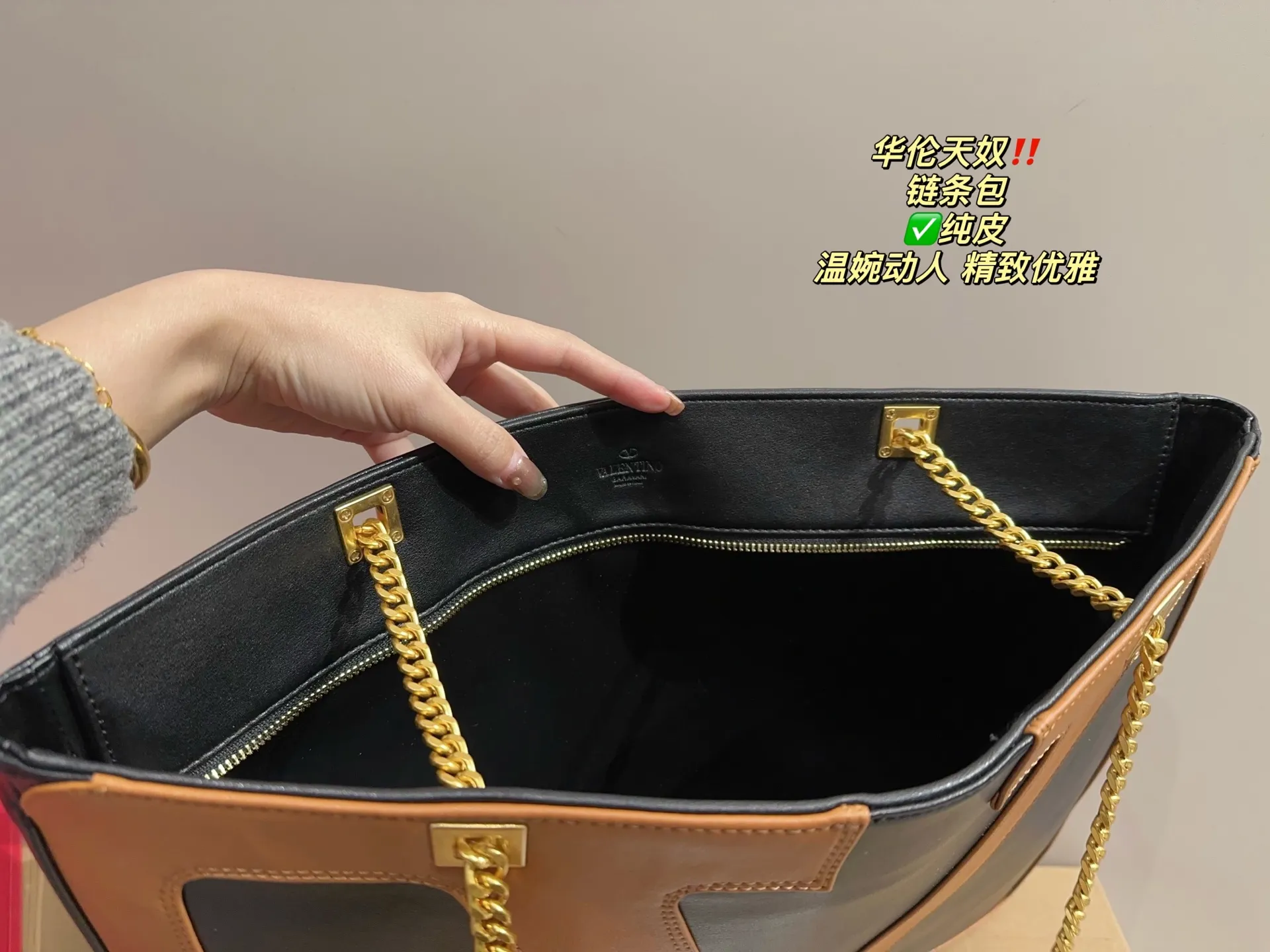 ✅Pure leather P420 with folding box ⚠️Size 44.33 Valentino chain bag I bought this one immediately when I saw it! It really shows off your temperament. I can already imagine how elegant it would look with a dress~ It can be worn cross-body or carried under the armpit, which is very convenient!
