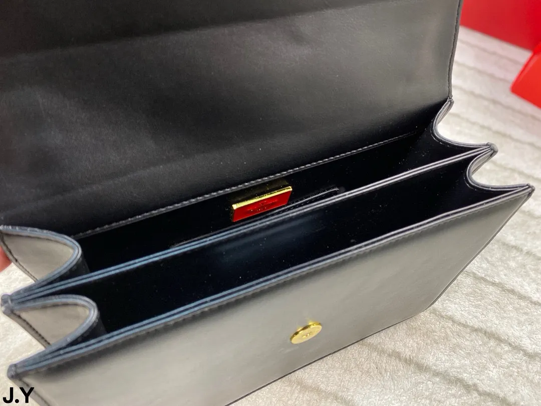 p310/p300 Folding box 🎁 Valentino Vain series handbags~ A versatile bag that can be sweet or salty, casual or business, magnetic opening and closing, practical capacity, exquisite and noble, elegant and timeless! Size: 24*16/19.5*13