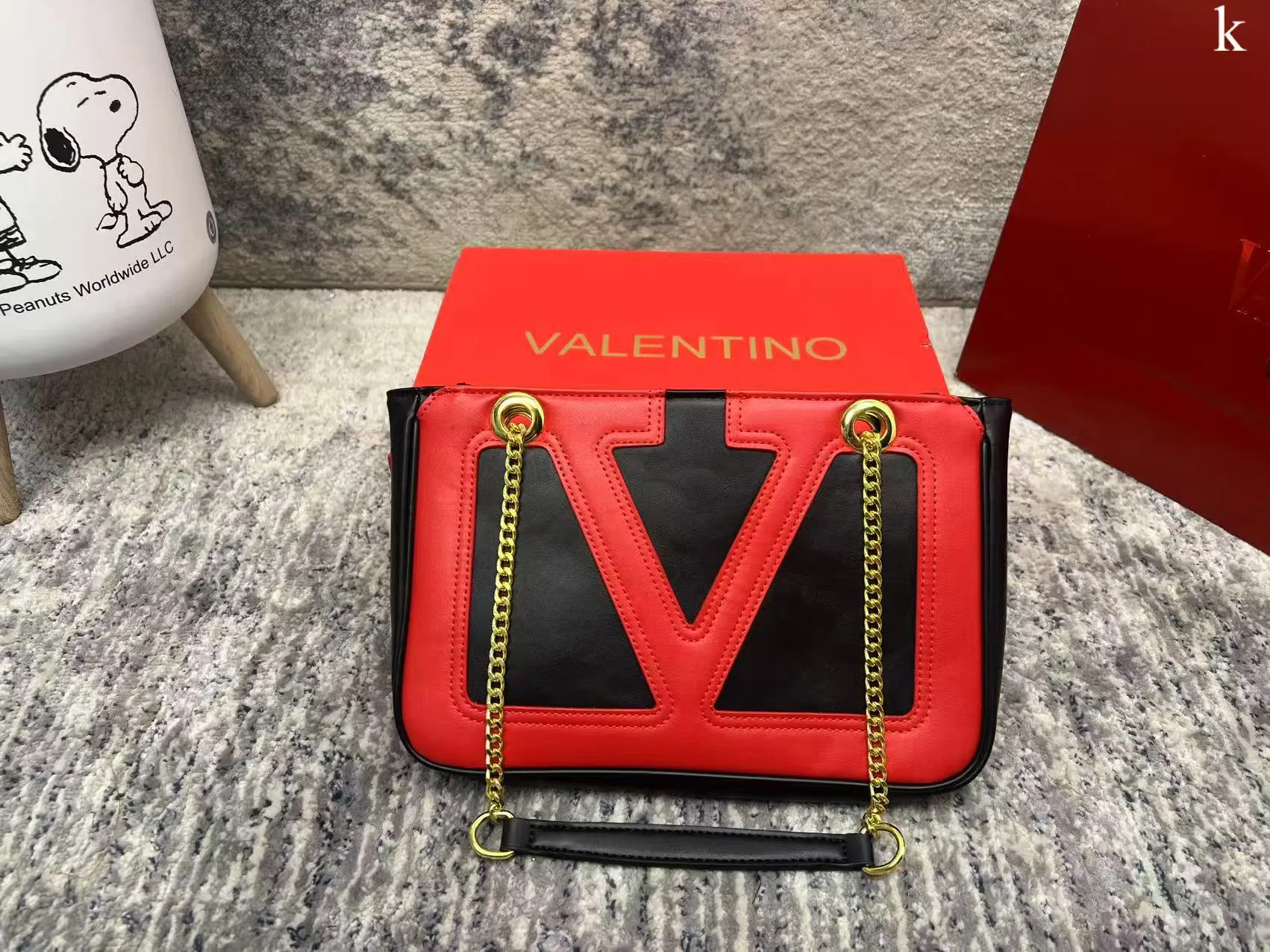 p260 Valentino Valentino ⚠️ Comes with box ⚠️ Size 28*18 VivaSuperstar meets your various needs. Its capacity is amazing. It looks flat, but it can hold a laptop. It breaks the shape of the traditional tote bag. It is made of soft lambskin, delicate and soft, and the bag body is light.