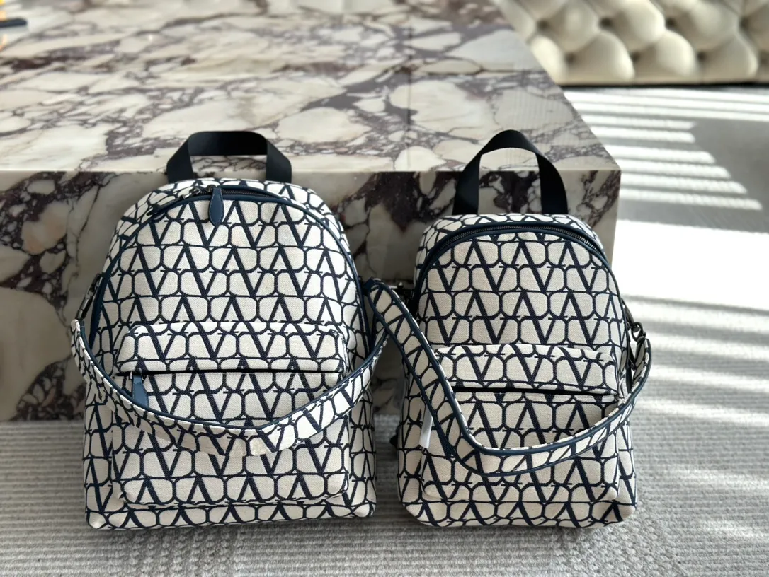 💰480, 200 Valentino haute couture backpack is so beautiful! Not a soft feeling! It feels great! Pair it with denim shorts and a big backpack! Just think about it🤔️it’s full of positive energy! Size: 25 32cm small 38 30cm large
