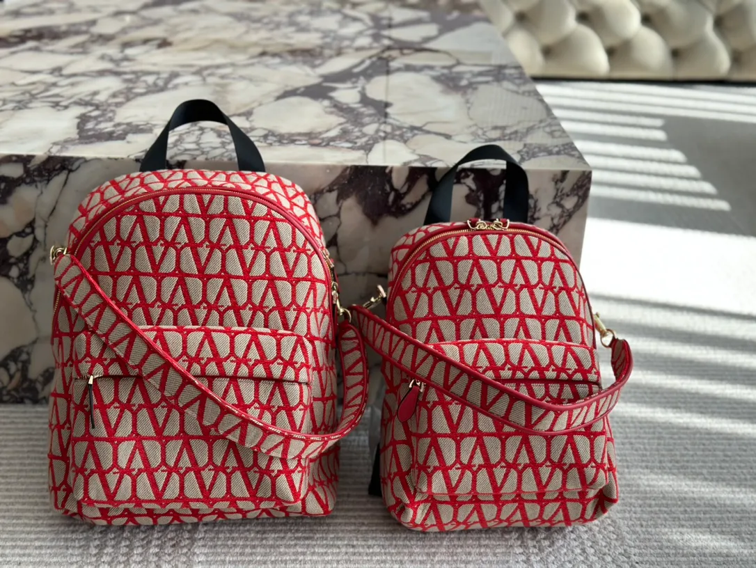 💰480, 200 Valentino haute couture backpack is so beautiful! Not a soft feeling! It feels great! Pair it with denim shorts and a big backpack! Just think about it🤔️it’s full of positive energy! Size: 25 32cm small 38 30cm large