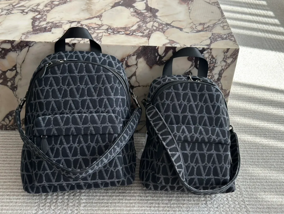 💰480, 200 Valentino haute couture backpack is so beautiful! Not a soft feeling! It feels great! Pair it with denim shorts and a big backpack! Just think about it🤔️it’s full of positive energy! Size: 25 32cm small 38 30cm large
