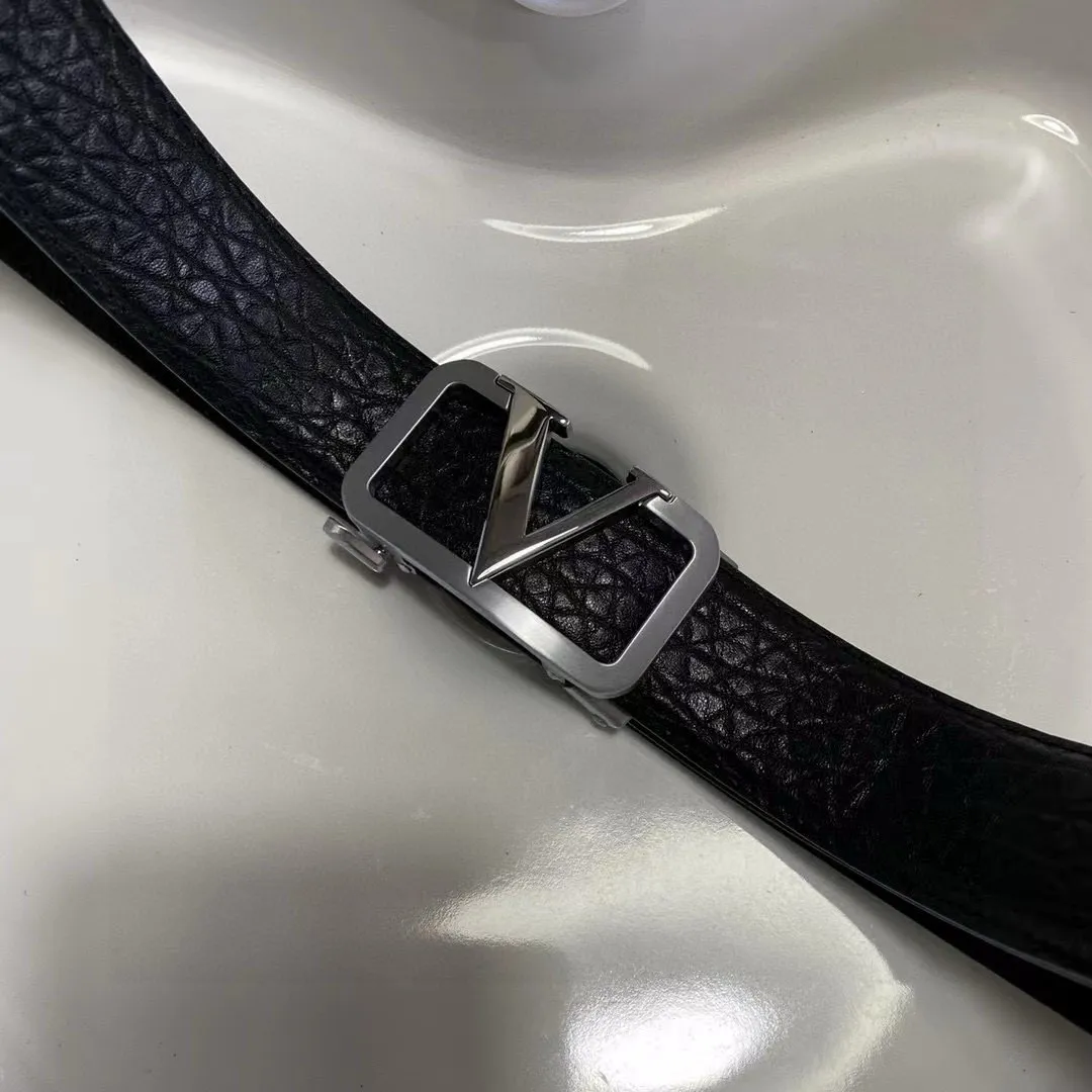 ✈️🇮🇹Brand: Valentino Valevtlo Guangzhou original buckle P160 ✈️🇮🇹Grade: 🚢Original private goods. First-layer cowhide black bottom, sold at counters🈶️, comparable to the genuine product! Exquisite oil edges, computer stitching, soft hand feel. No modifications in real photos. The upper body effect is super good, and the length can be cut. Comes with a full set of packaging at the counter. The first choice for gift giving ✈️🇮🇹Button: Guangzhou original buckle hardware ✈️🇮🇹Length: 100-125cm 3.5cm specifications ✈️🇮🇹Color: black