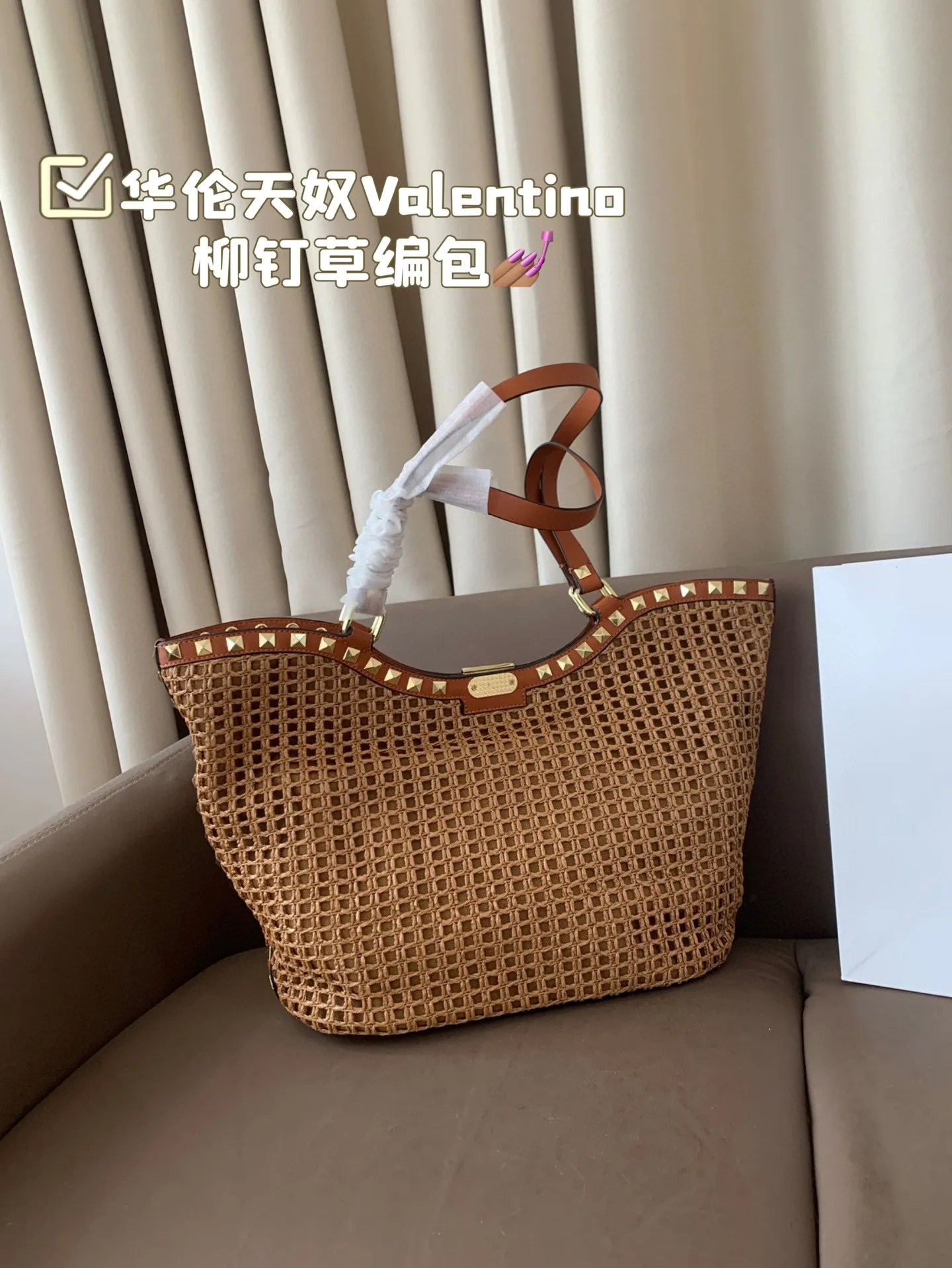 P390 Valentino Willow Straw Bag The trend of straw bags has struck again, easily becoming this season’s new favorite! Regardless of daily travel or holiday shopping, the most photographed bags always remind people of the warm season and pleasant beach time. Made of woven grass, the texture is fresh and natural, with a summery feel from sight to touch, injecting elegance into the structured bags. Size 32 24