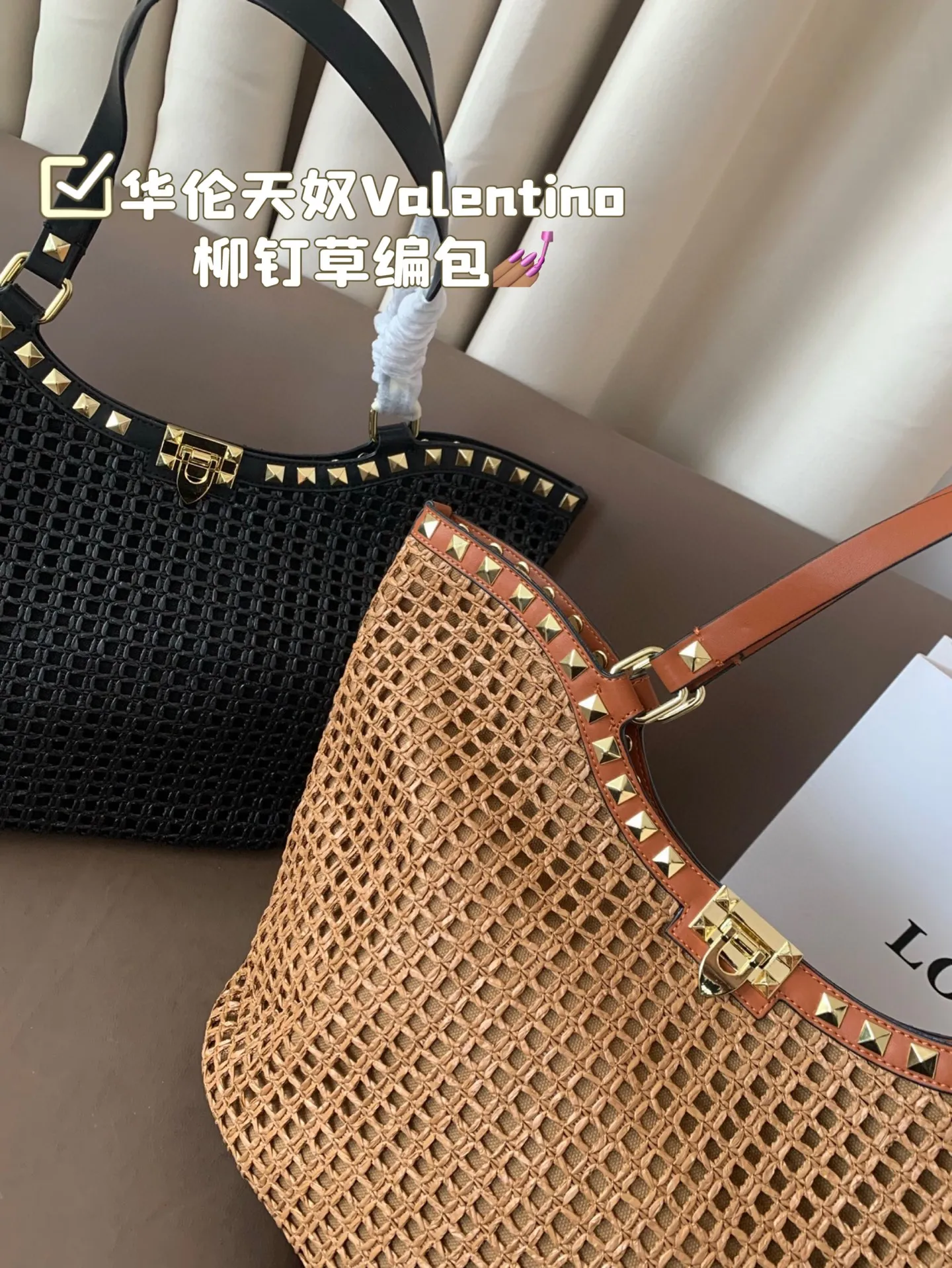 P390 Valentino Willow Straw Bag The trend of straw bags has struck again, easily becoming this season’s new favorite! Regardless of daily travel or holiday shopping, the most photographed bags always remind people of the warm season and pleasant beach time. Made of woven grass, the texture is fresh and natural, with a summery feel from sight to touch, injecting elegance into the structured bags. Size 32 24