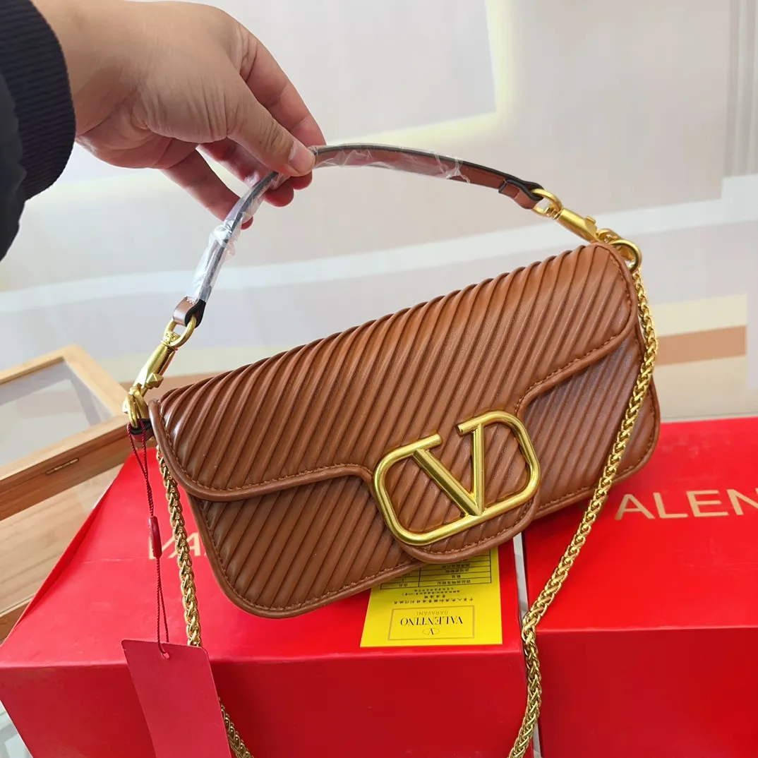 p310p290 (Gift box packaging) Valentino Logo Shoulder Bag Full of high-end feel, a classic among classics. The size can be easily controlled with any combination. Large size 27cm/small size 22cm. le