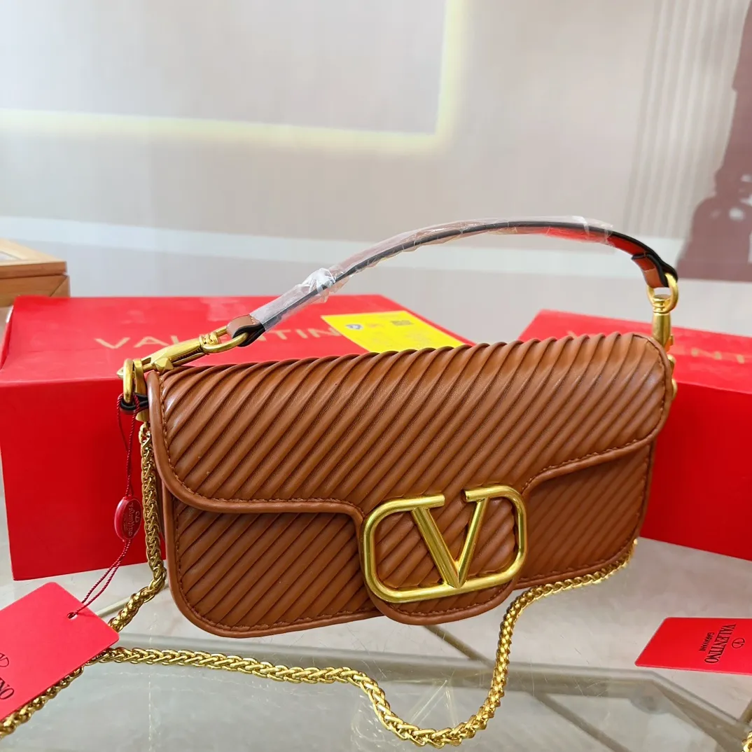 p310p290 (Gift box packaging) Valentino Logo Shoulder Bag Full of high-end feel, a classic among classics. The size can be easily controlled with any combination. Large size 27cm/small size 22cm. le