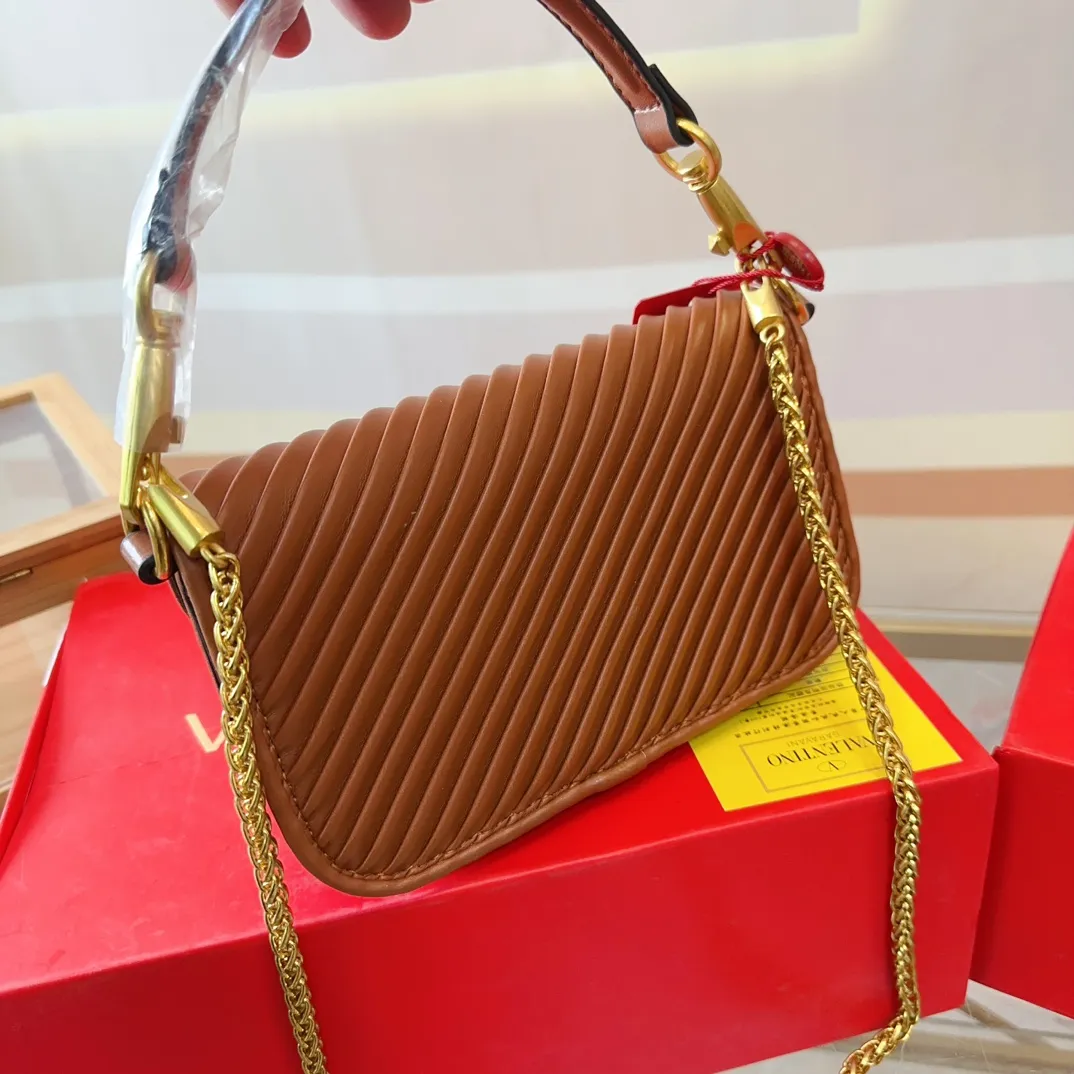 p310p290 (Gift box packaging) Valentino Logo Shoulder Bag Full of high-end feel, a classic among classics. The size can be easily controlled with any combination. Large size 27cm/small size 22cm. le