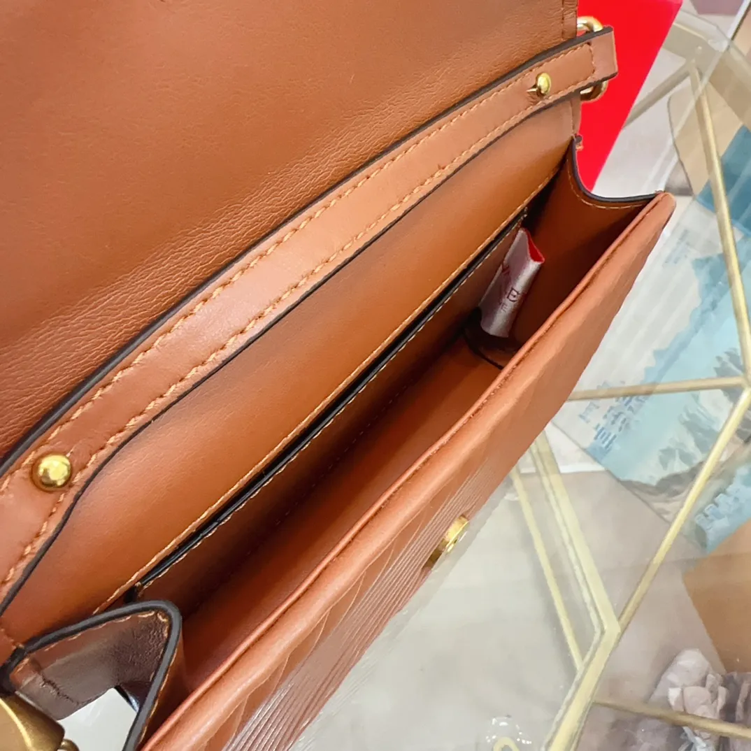 p310p290 (Gift box packaging) Valentino Logo Shoulder Bag Full of high-end feel, a classic among classics. The size can be easily controlled with any combination. Large size 27cm/small size 22cm. le