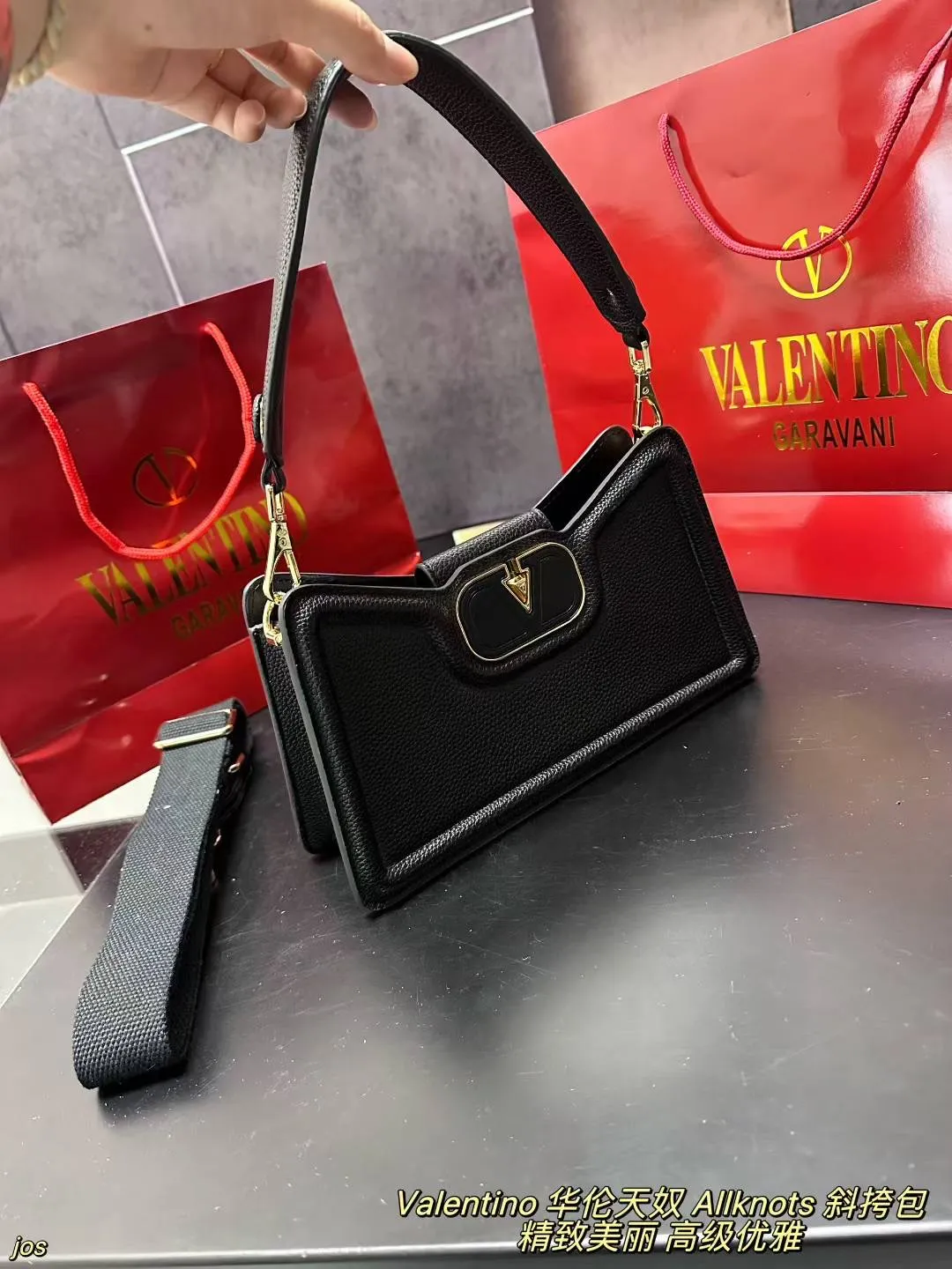 P290 Valentino Allknots crossbody bag, armpit bag, exquisite and beautiful, high-end and elegant, easy to control, no matter the clothes or season, can be used all year round, can be salty or sweet, tall girls carry it, the temperament of a royal lady, small girls carry, a sweet girl. Size: 26*15CM