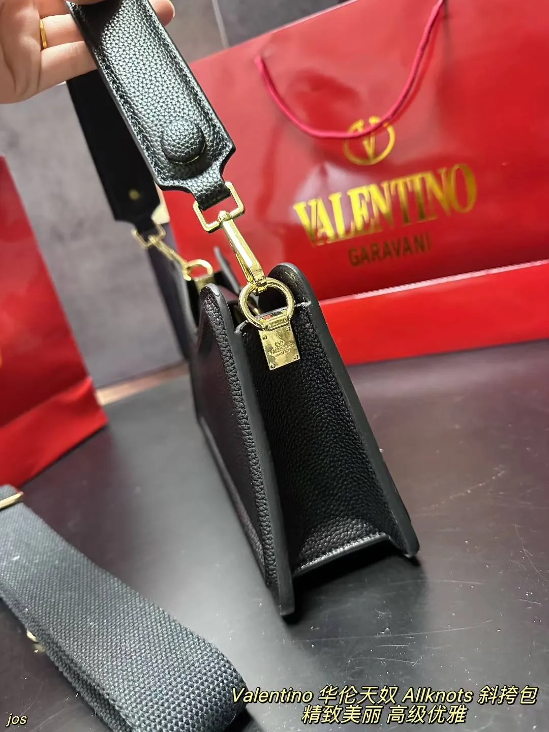 P290 Valentino Allknots crossbody bag, armpit bag, exquisite and beautiful, high-end and elegant, easy to control, no matter the clothes or season, can be used all year round, can be salty or sweet, tall girls carry it, the temperament of a royal lady, small girls carry, a sweet girl. Size: 26*15CM