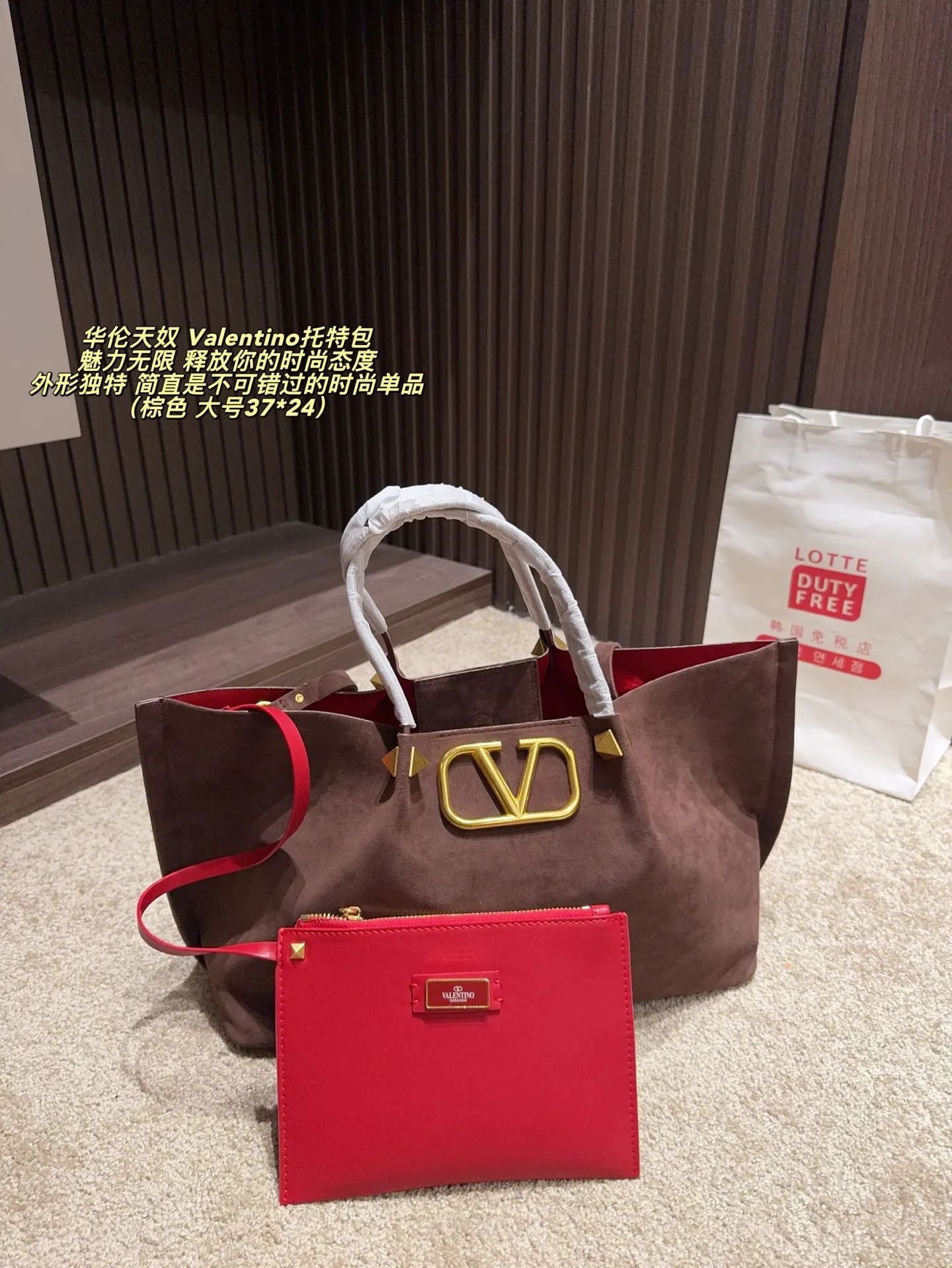 Large p380 without box ⚠️ size 37*24 Small size P370 without box ⚠️ size 25*19 Valentino tote bag has unlimited charm and unleashes your fashion attitude. It has a unique appearance and many cute colors to choose from. It is a fashion item not to be missed. It is different from the softness of canvas bags. It gives a free and easy feeling when carried on the body. It is super textured and is loved by fashionistas.