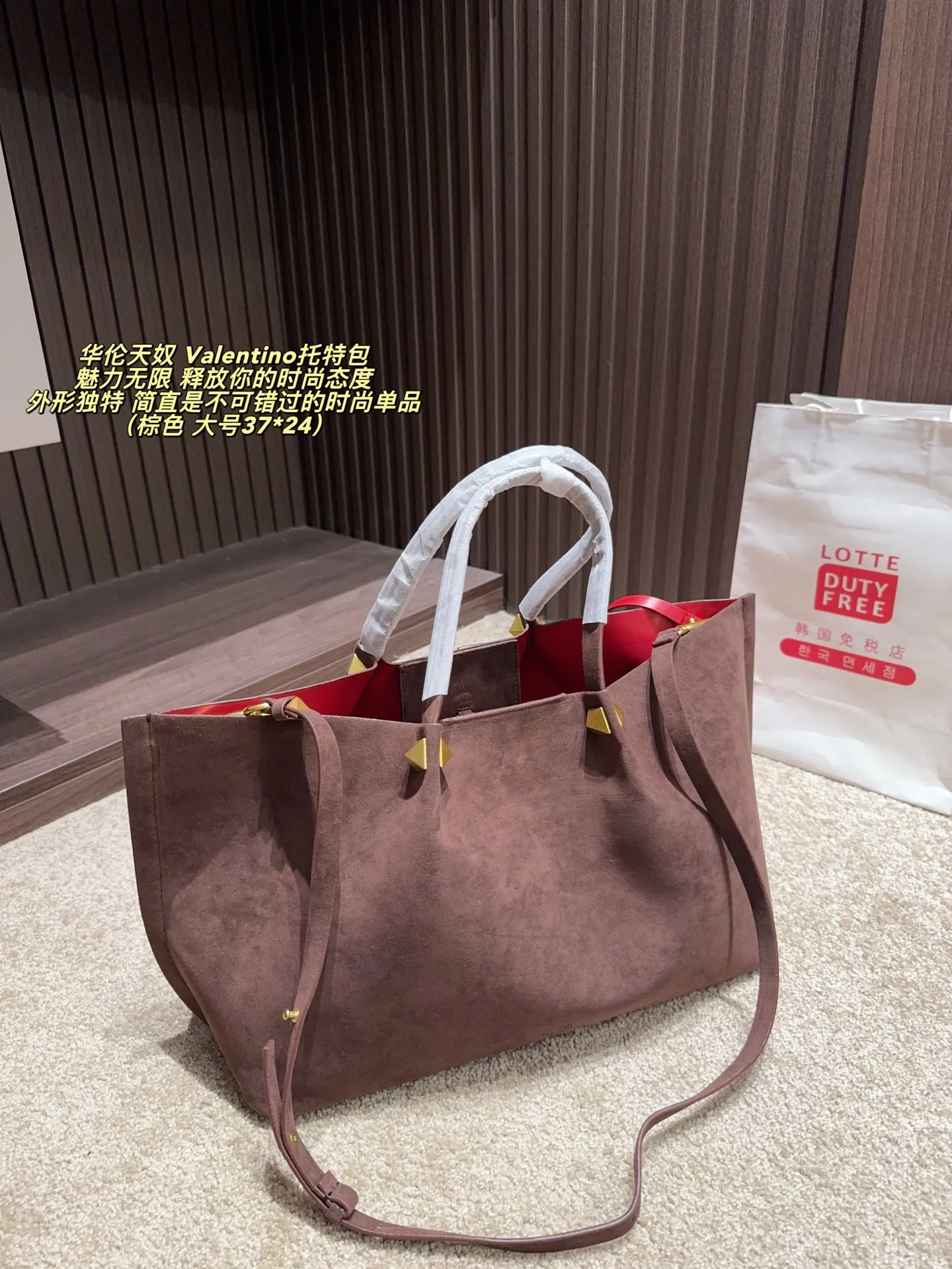 Large p380 without box ⚠️ size 37*24 Small size P370 without box ⚠️ size 25*19 Valentino tote bag has unlimited charm and unleashes your fashion attitude. It has a unique appearance and many cute colors to choose from. It is a fashion item not to be missed. It is different from the softness of canvas bags. It gives a free and easy feeling when carried on the body. It is super textured and is loved by fashionistas.