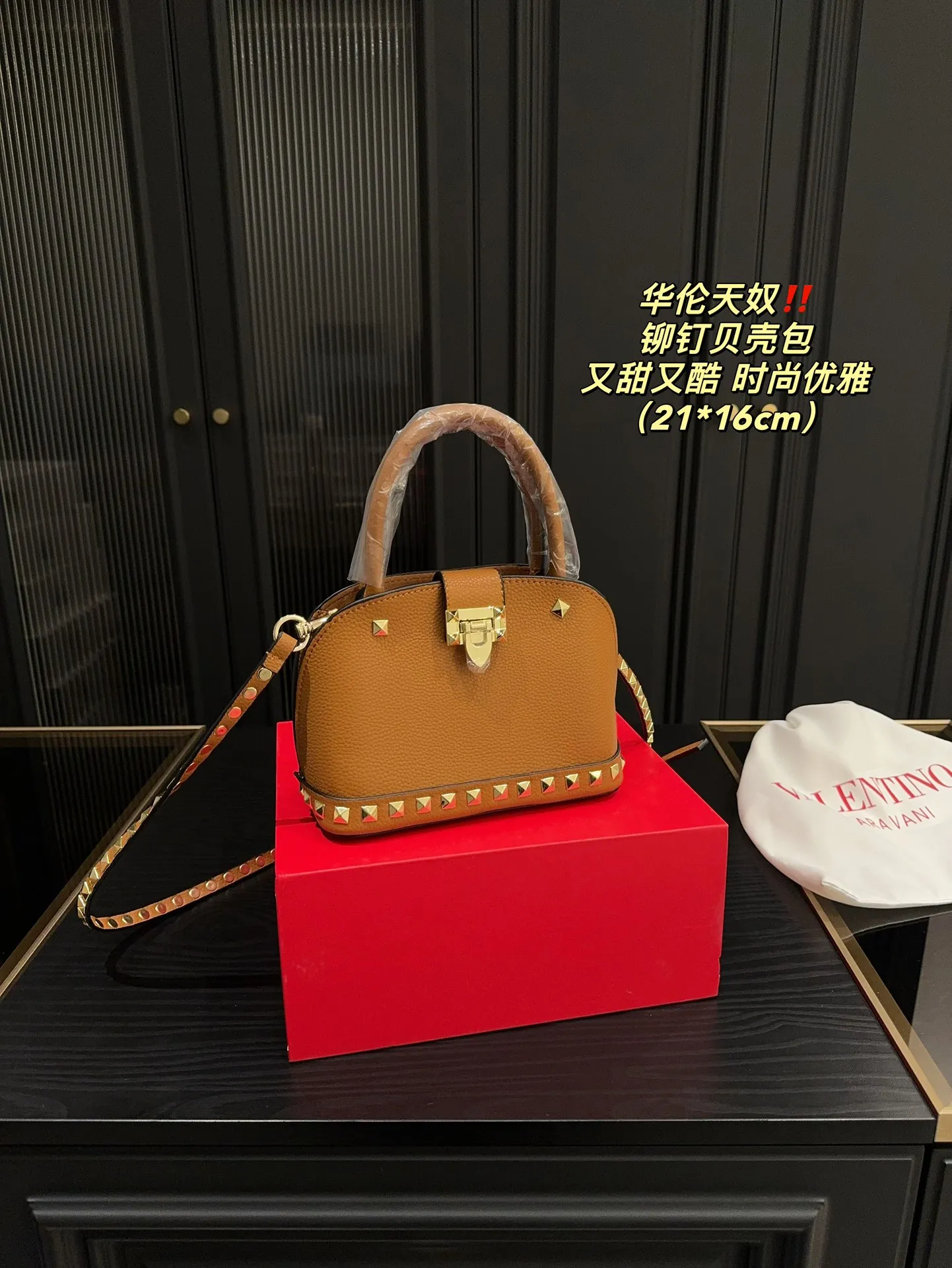 P360 comes with folding box⚠️Size 21.16 Valentino rivet shell bag. Sweet and cool. I will love you forever. Versatile and fashionable. Very good-looking. It is a must-have item for every cool girl.