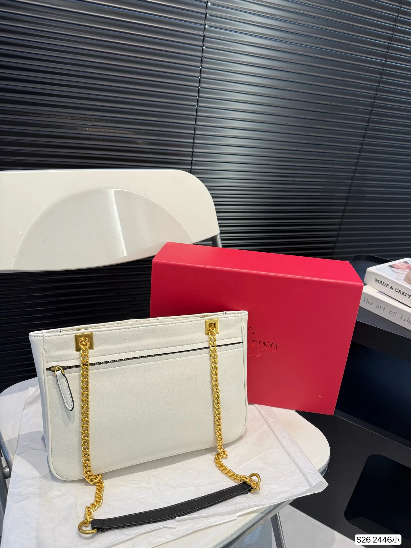 P360 comes with a folding box. Stars interpret the Valentino Viva Superstar bag. The eye-catching V Logo makes it highly recognizable. The outline of the bag is square and orderly. The color matching and sliding chain add to the retro texture. Hello Michele #Valentino2025 Early Spring Series Size: Small 28 19 Item No. 2446 Small