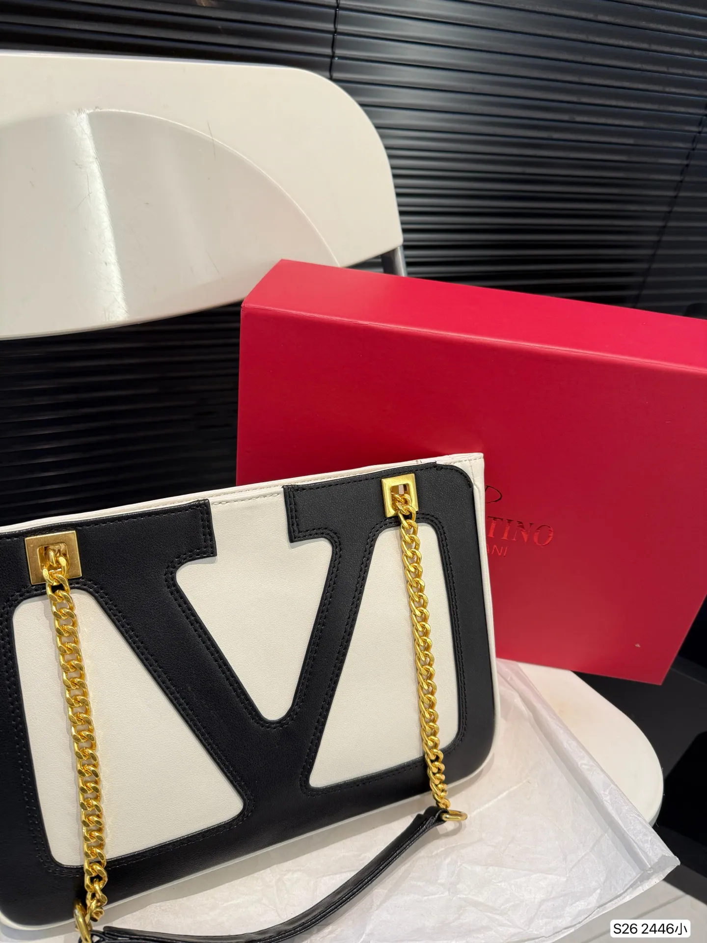 P360 comes with a folding box. Stars interpret the Valentino Viva Superstar bag. The eye-catching V Logo makes it highly recognizable. The outline of the bag is square and orderly. The color matching and sliding chain add to the retro texture. Hello Michele #Valentino2025 Early Spring Series Size: Small 28 19 Item No. 2446 Small