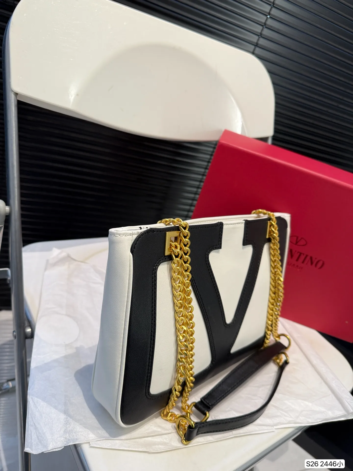 P360 comes with a folding box. Stars interpret the Valentino Viva Superstar bag. The eye-catching V Logo makes it highly recognizable. The outline of the bag is square and orderly. The color matching and sliding chain add to the retro texture. Hello Michele #Valentino2025 Early Spring Series Size: Small 28 19 Item No. 2446 Small