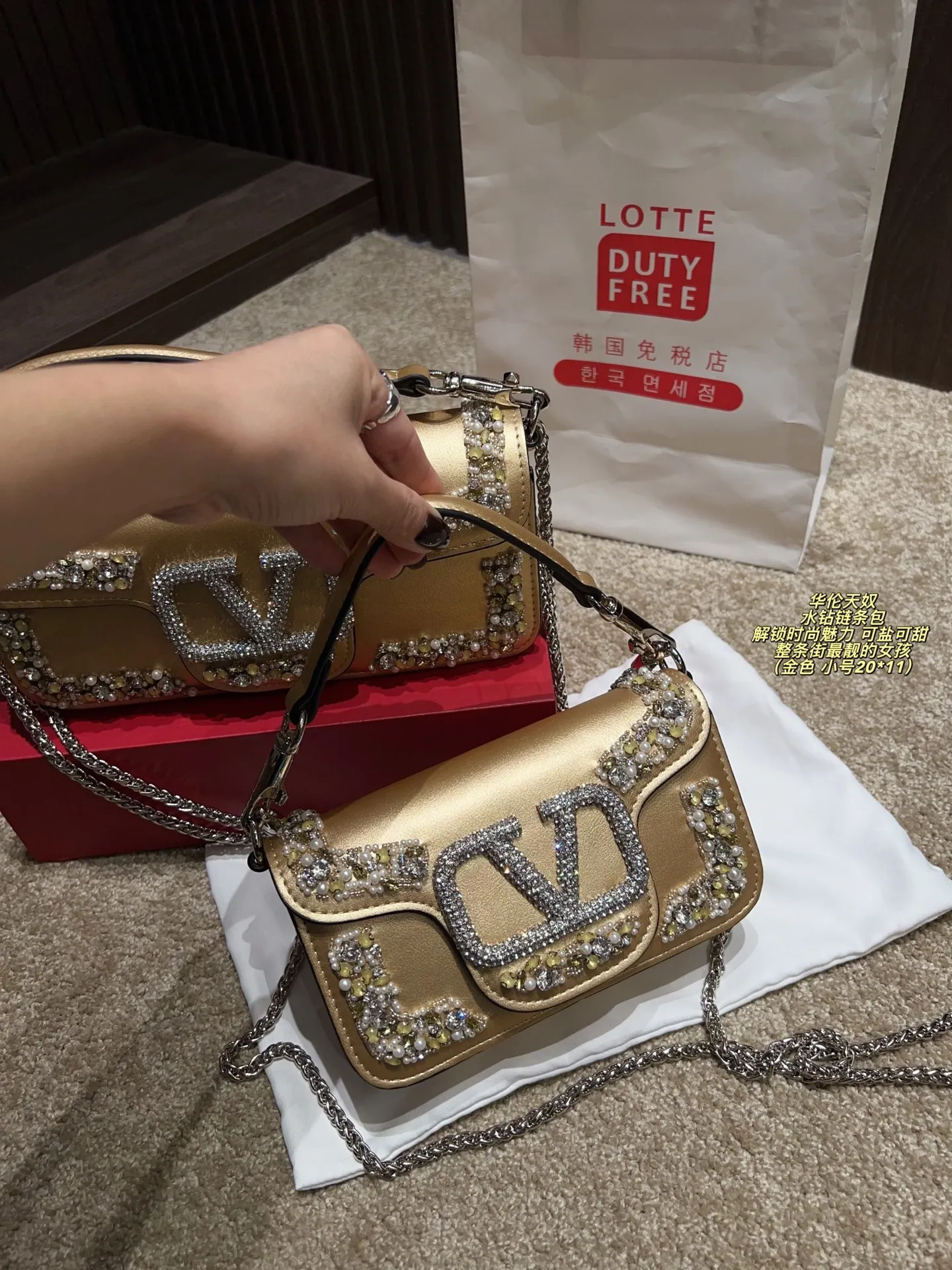 Large P410 with box⚠️size 26*11 Small P400 with box⚠️size 20*11 Valentino rhinestone chain bag Unlock fashion charm Can be salty or sweet The most beautiful girl on the street