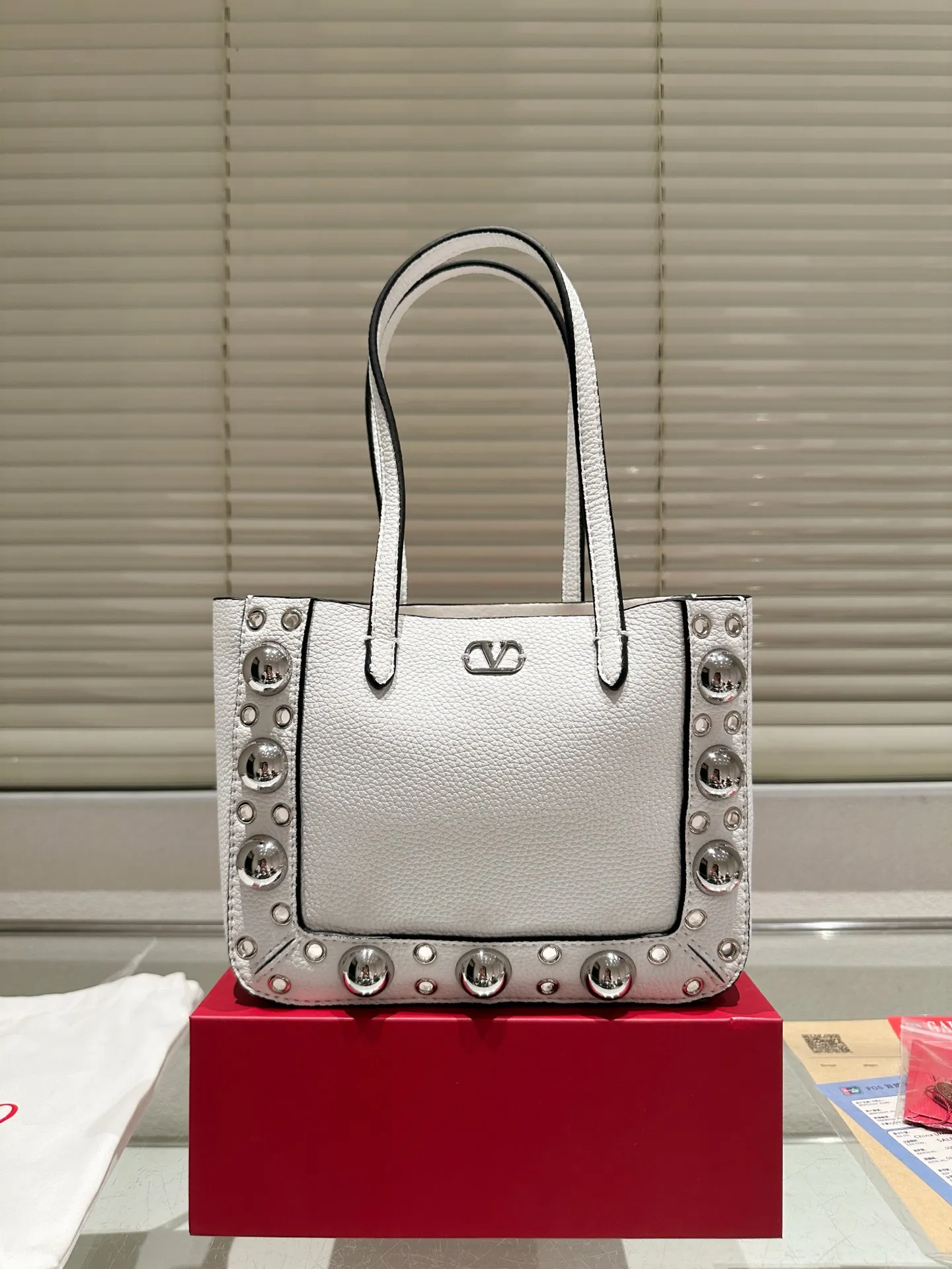 P360 comes with box, size 21*17 Valentino nellcote tote bag, suede body, decorated with ball rivets and hollow details, balancing retro and fashionable. It can be freely switched between hand-carrying and shoulder-carrying, and combined with a detachable carrying bag, it combines practicality and fun.