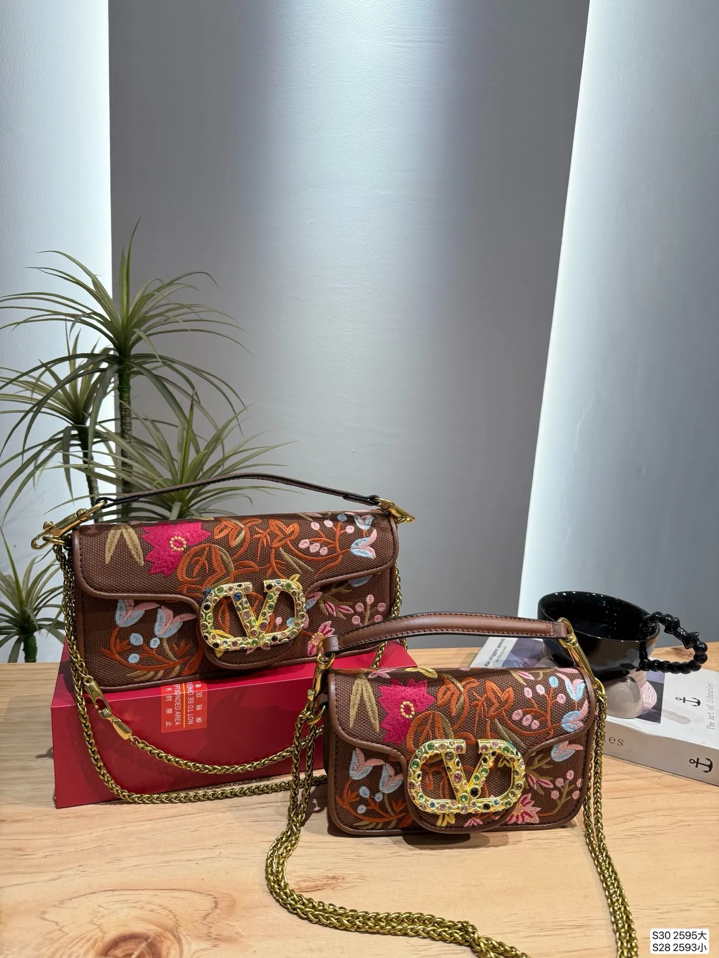 Large size P400, small size P390, with folding box. This time Valentino really went big. Favored by celebrities from all walks of life ~ The simple design is not only artistic but also exquisite. High-end sizes: large size 26 12, small size 20 11, item number large 2595, small 2593