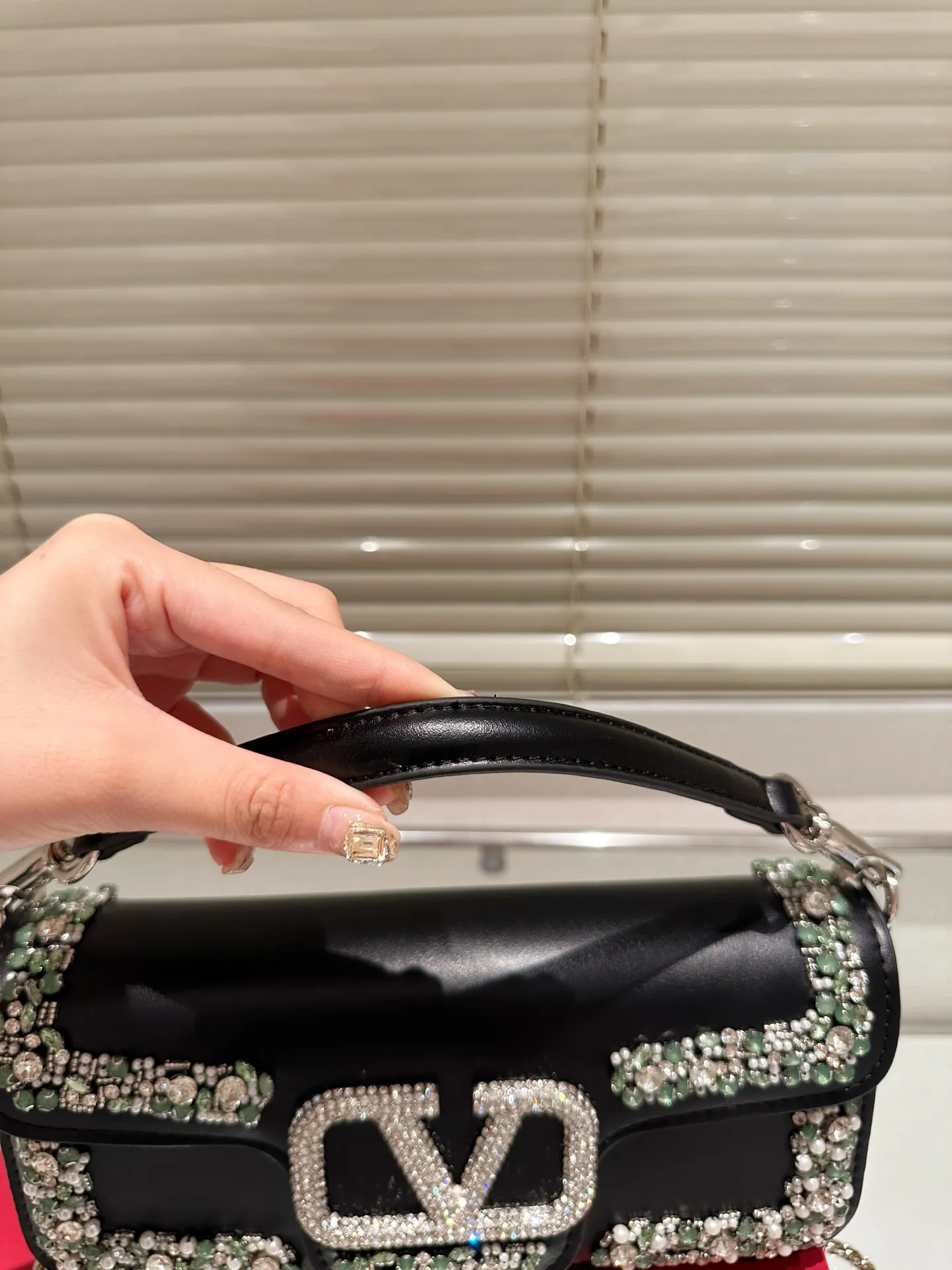 Large P410 Folding Box ⚠️Size 26.11 Valentino Loco Shoulder Bag Overflowing with Sophistication This Look Is Very Versatile No matter how you carry it, you won’t feel any pressure. Which girl can resist such a beautiful bag?